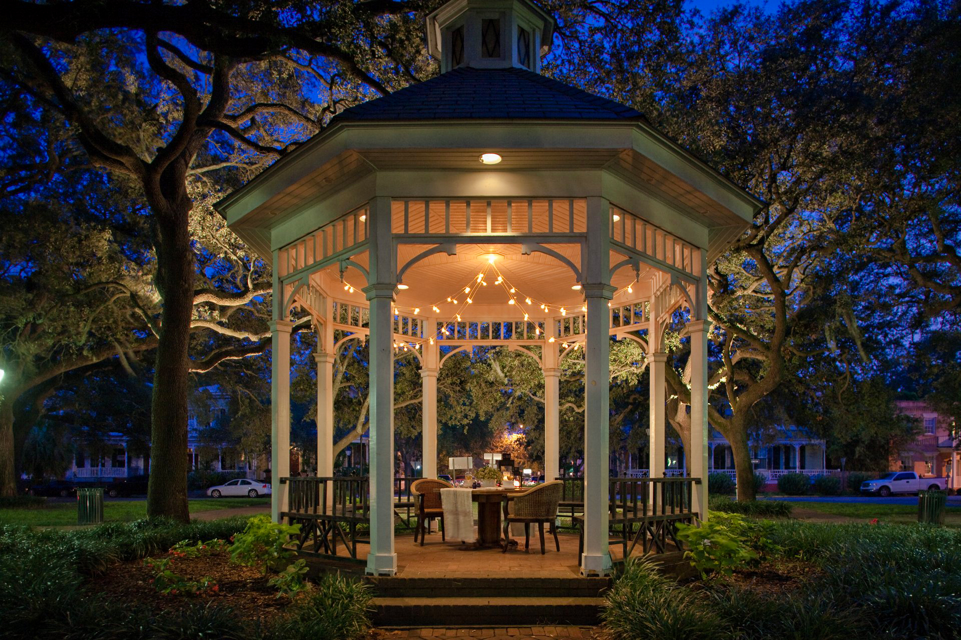 Ein romantisches Dinner am Whitefield Square in Savannah, Georgia