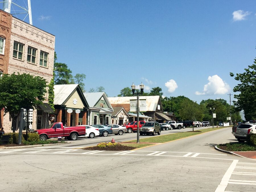 Eine StraÃŸe durch Senoia, Georgia