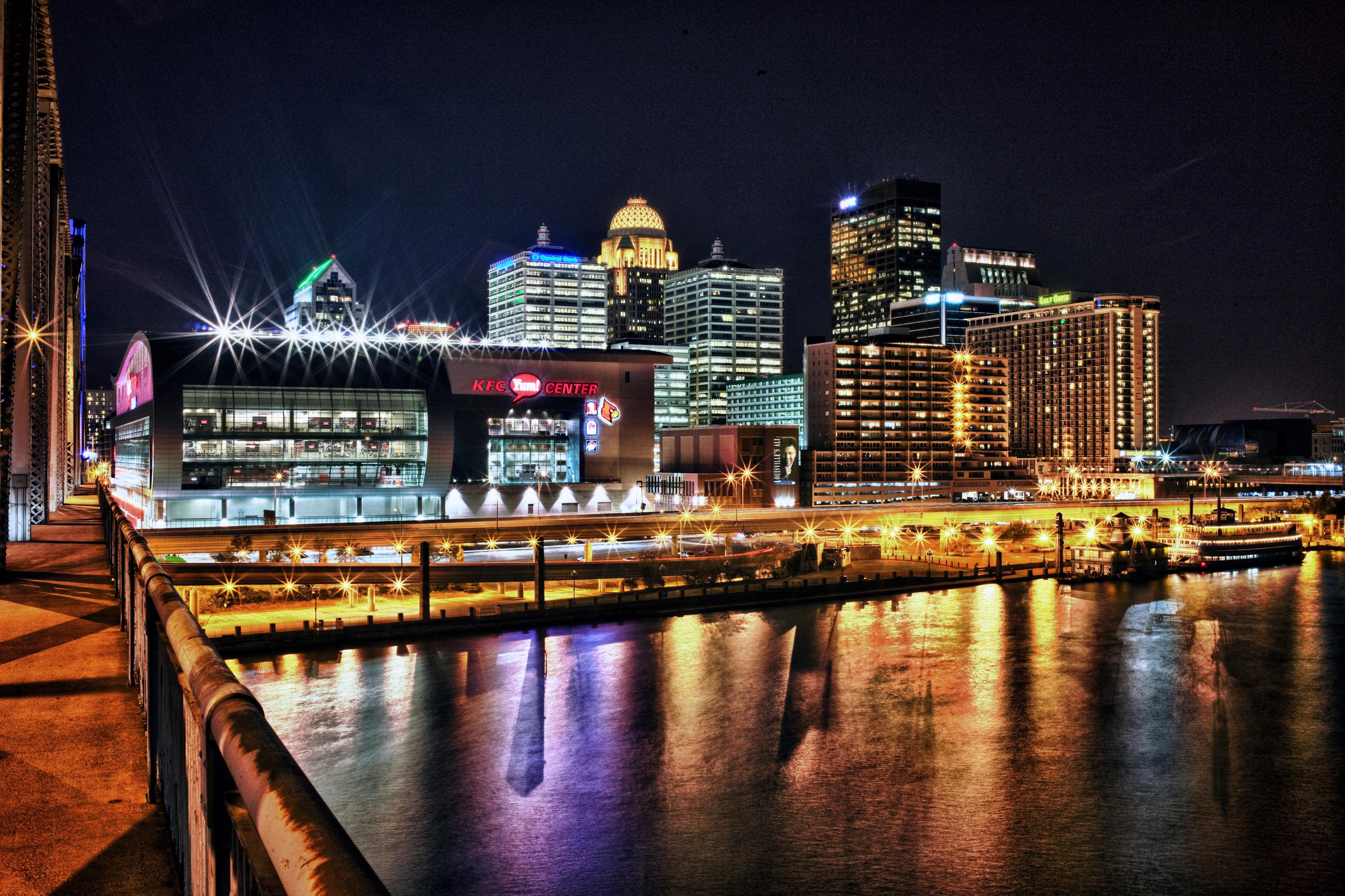 Der Blick auf die Skyline von Louisville bei Nacht