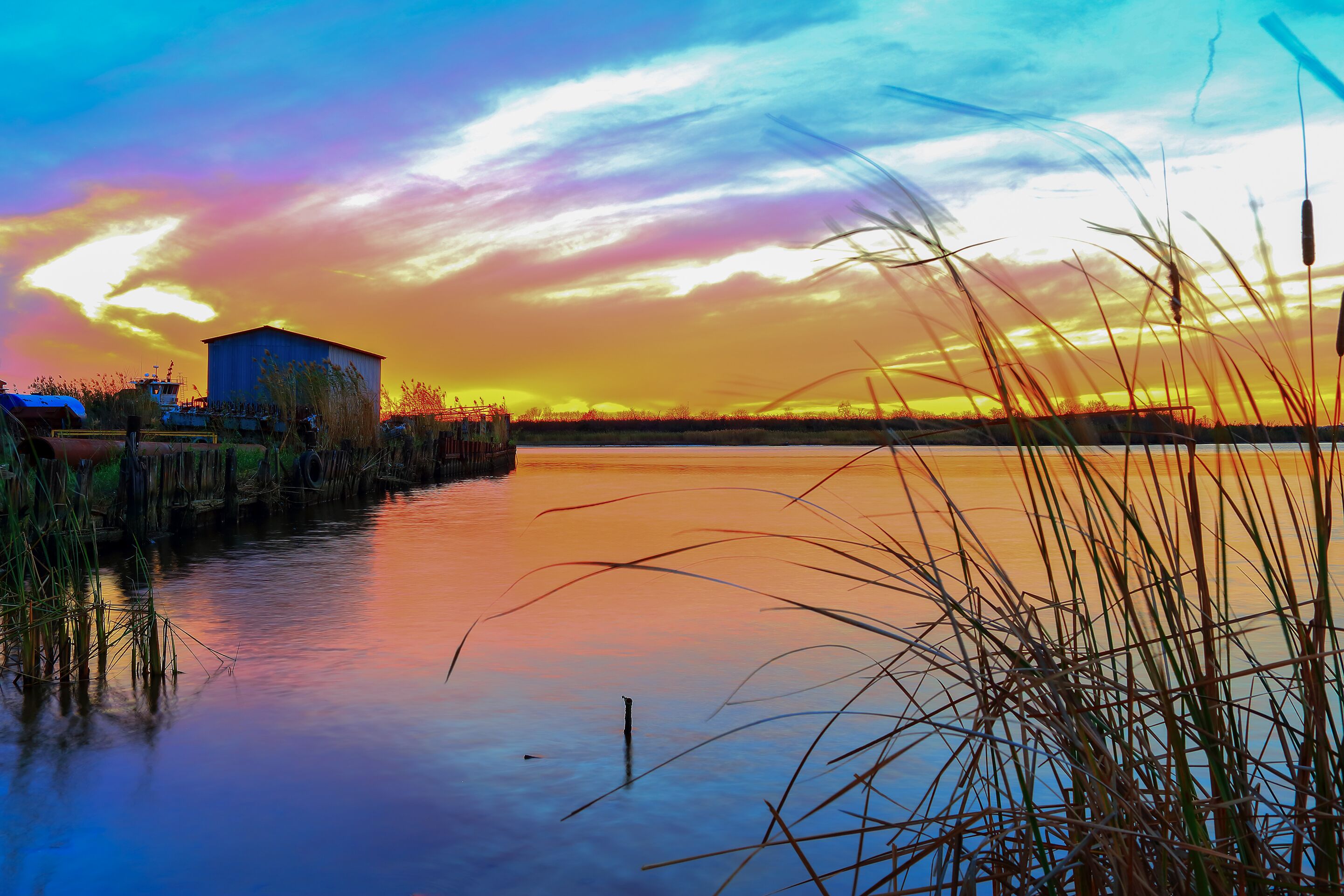 Buntes Farbspiel von Sonnenlicht an einem Bayou in Louisiana