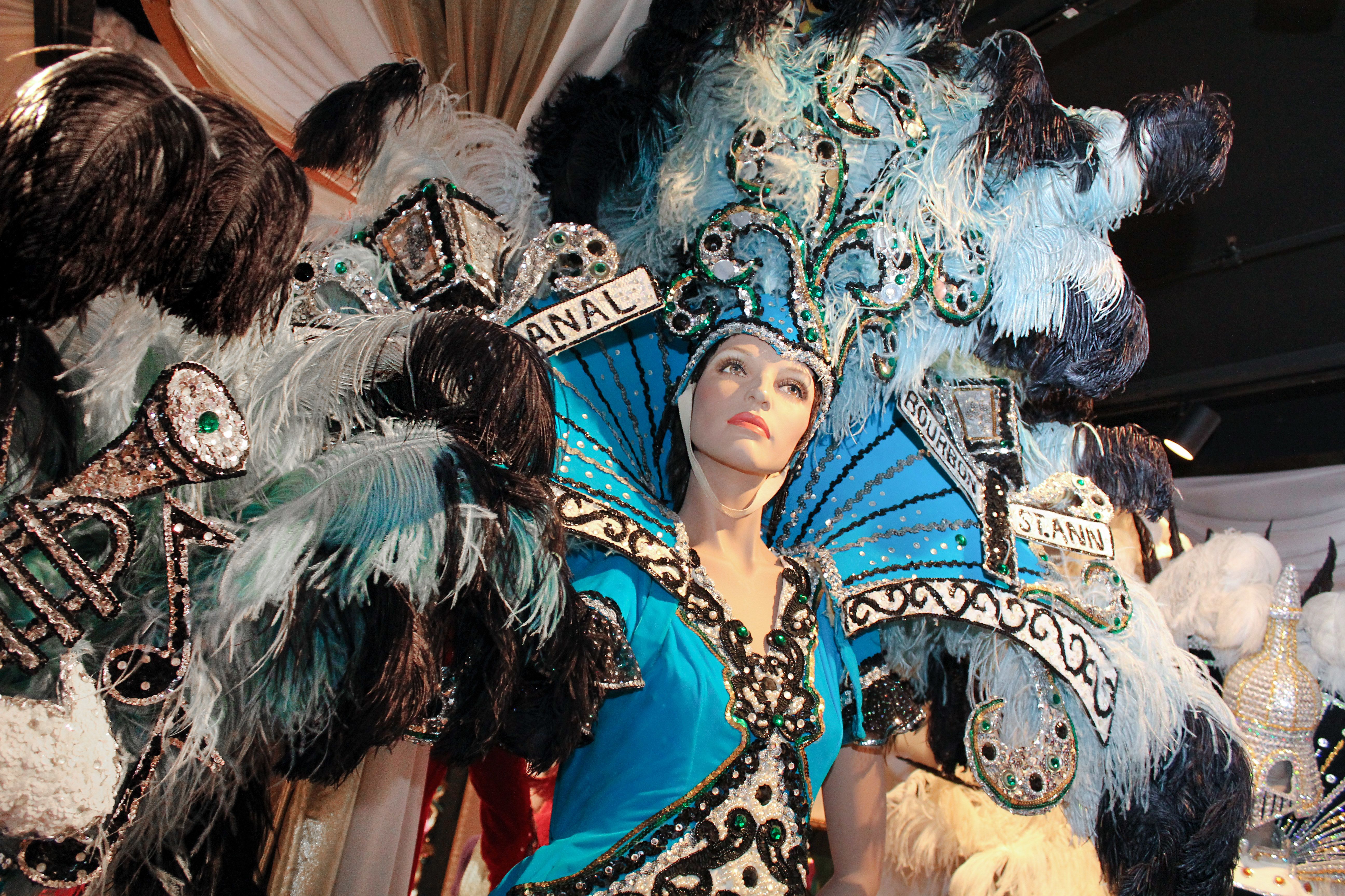 Aufwendig gearbeitet: Kostüme wie dieses prägen das Bild des Mardi Gras