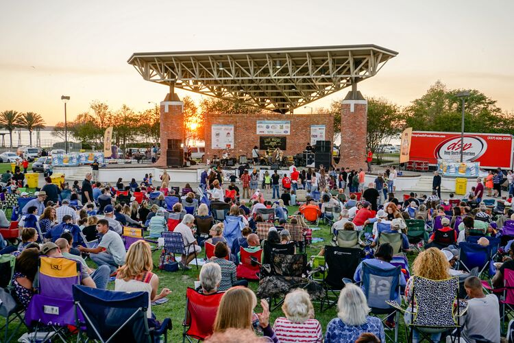 Eine Abendshow am Amphitheater in Lake Charles