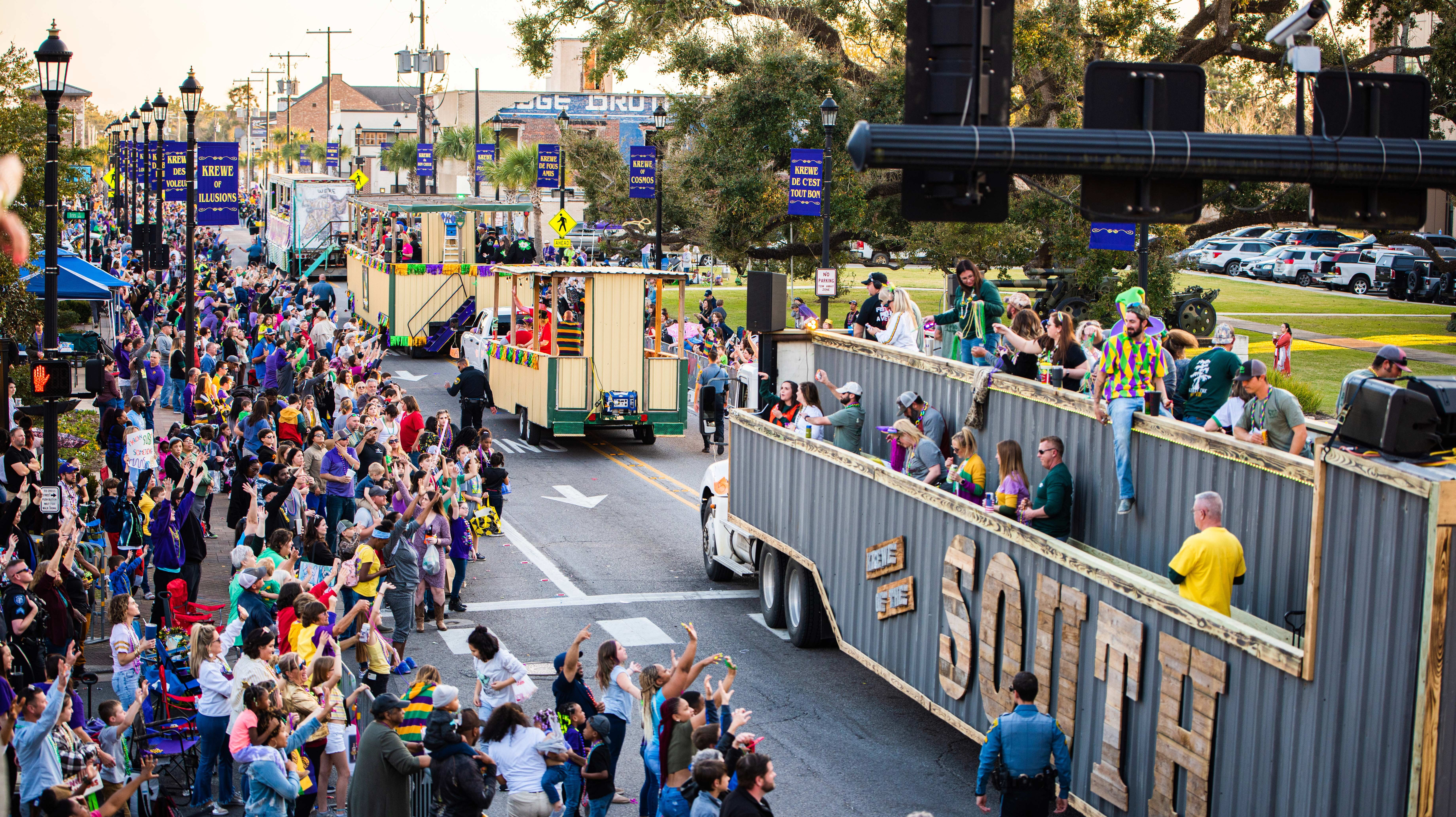 Die Mardi Gras Parade in Lake Charles Eine Festwagen-Kolonne rollt an Mardi Gras durch Lake Charles