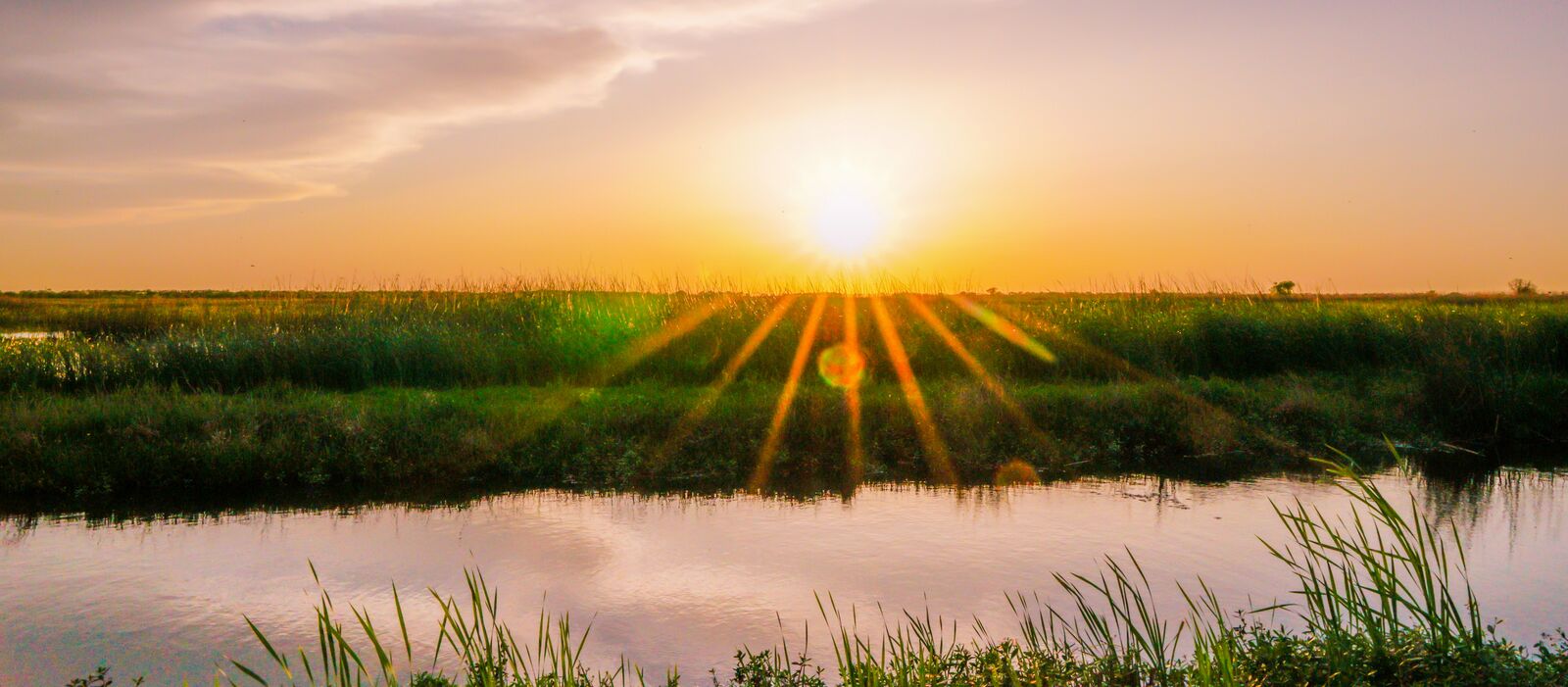 Ein traumhafter Sonnenuntergang in der Natur bei Lake Charles in Louisiana