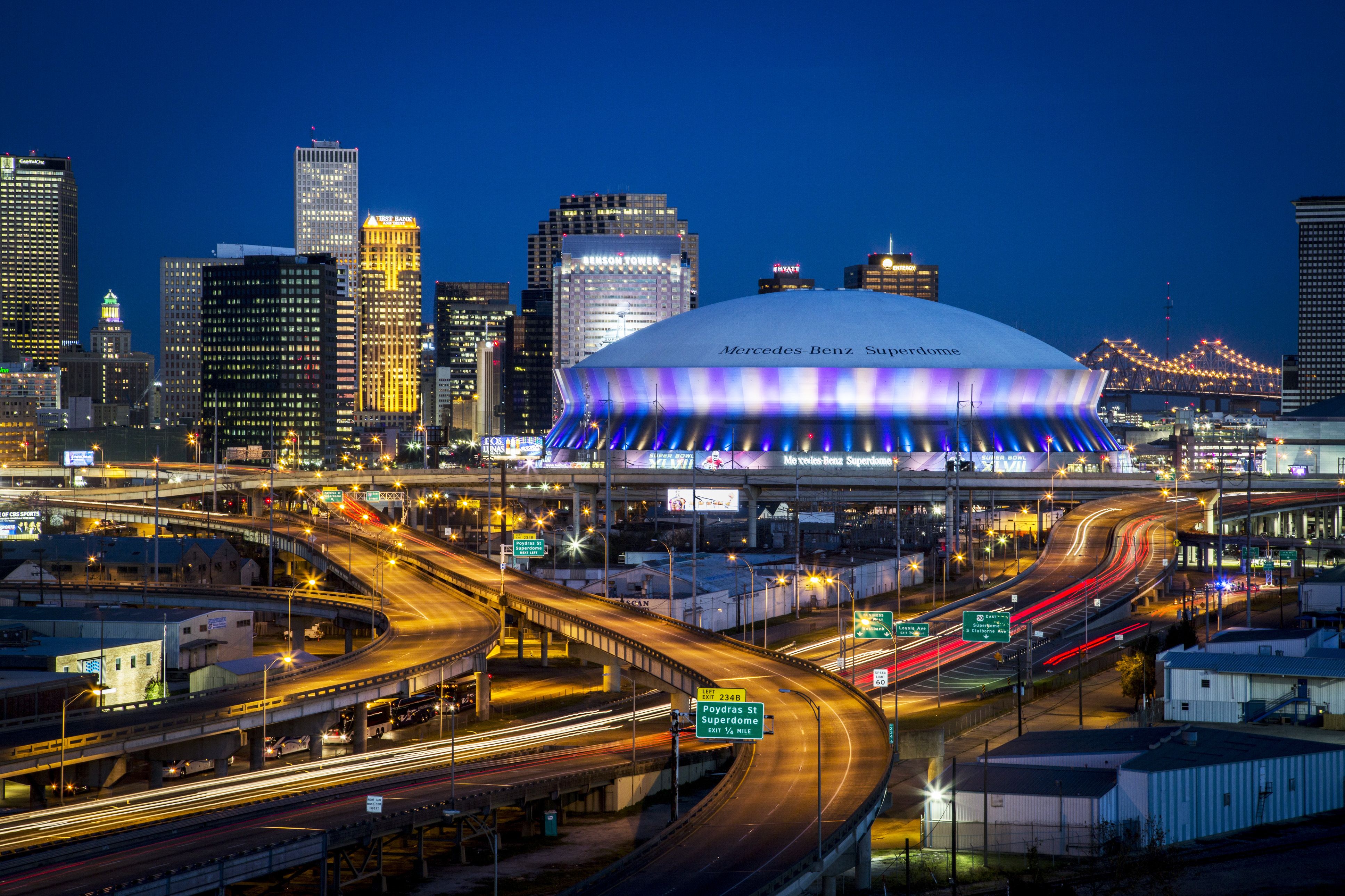 Eine Straßenband in den historischen Straßen von New Orleans