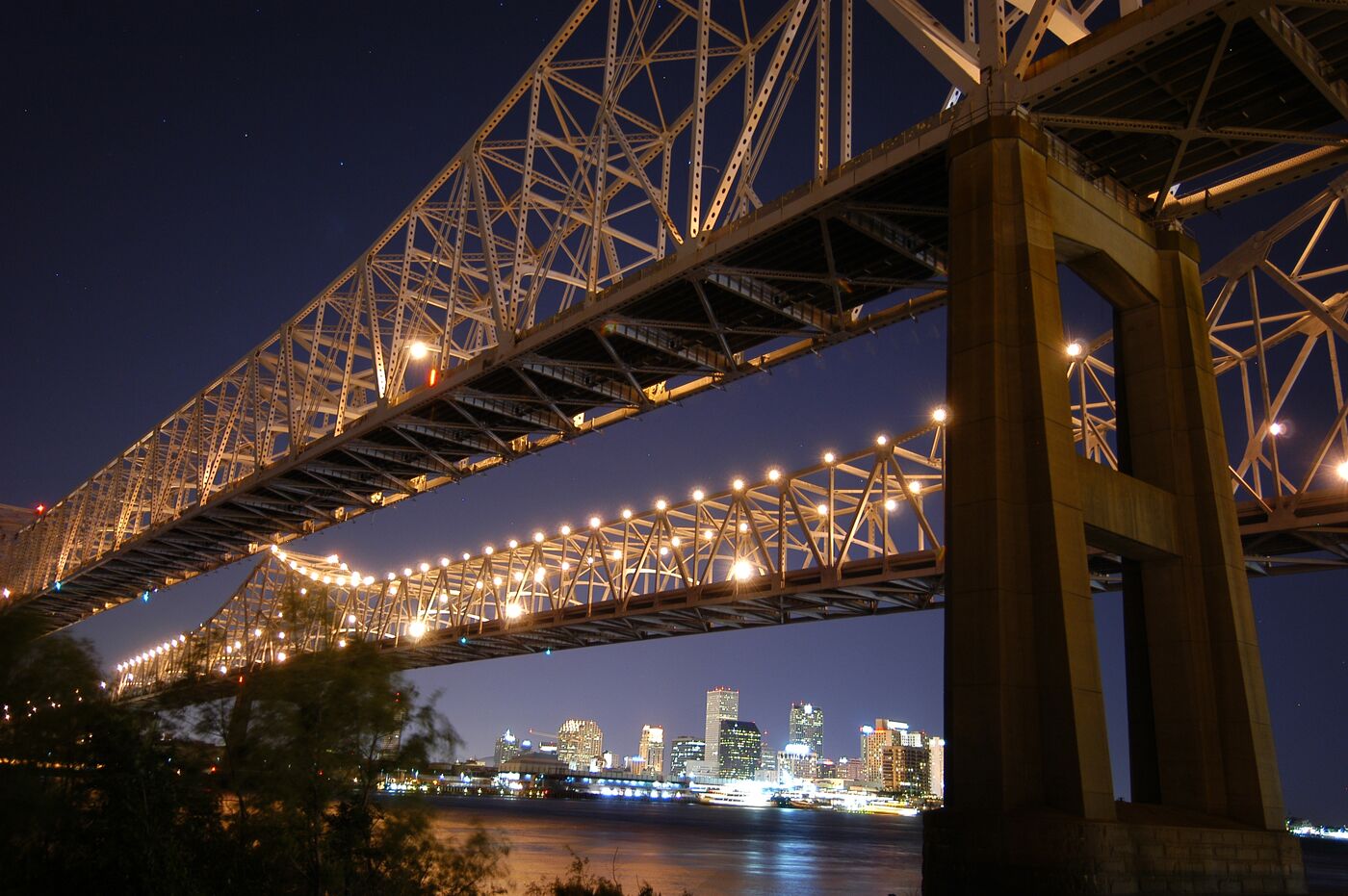 Bruecke vor Skyline