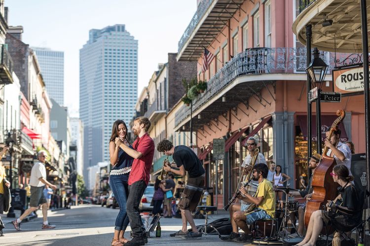 Tanzen zur Livemusik in der Royal Street in New Orleans