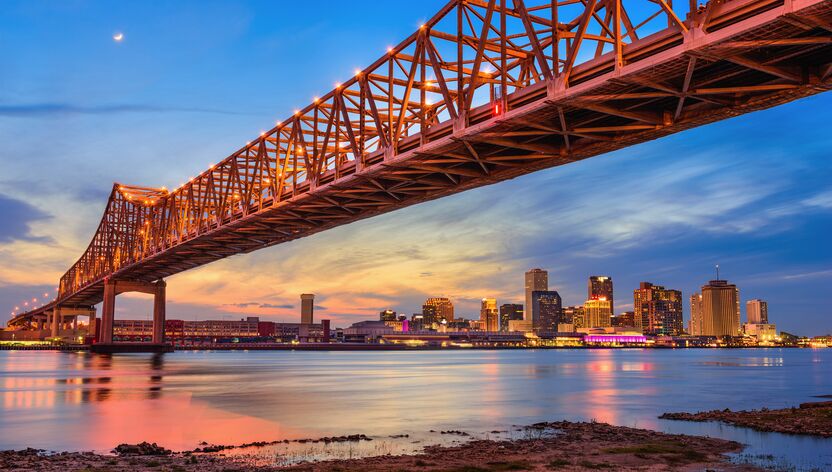 Die Crescent City Connection Bridge über dem M Die Crescent City Connection Bridge über dem M