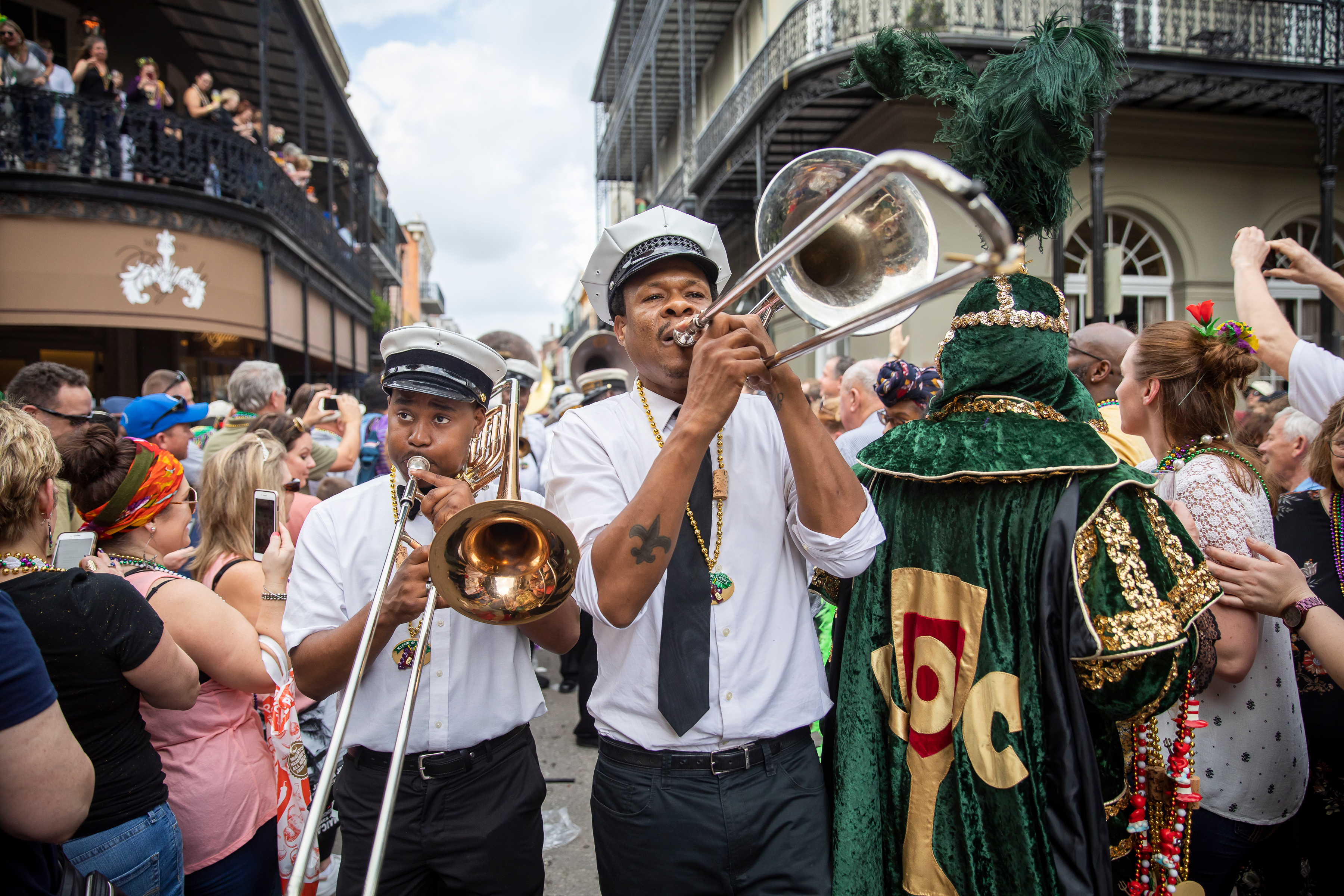 Der Sound von New Orleans: Zwei Brassband-Musiker auf der Bourbon Street während Mardi Gras