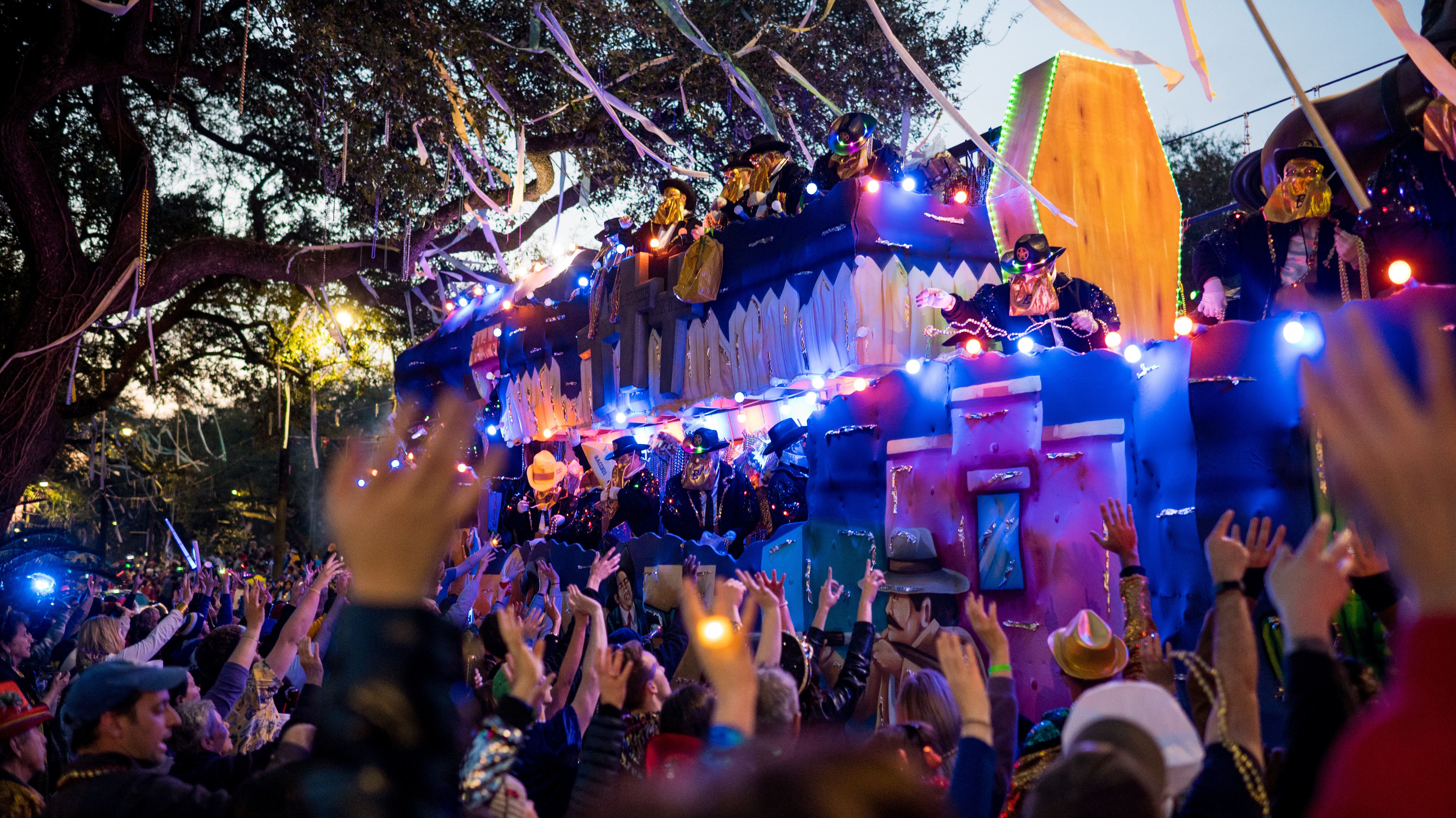 Beim Mardi Gras ziehen funkelnde Paradewagen durch die Straßen von New Orleans Beim Mardi Gras ziehen funkelnde Paradewagen durch die Straßen von New Orleans