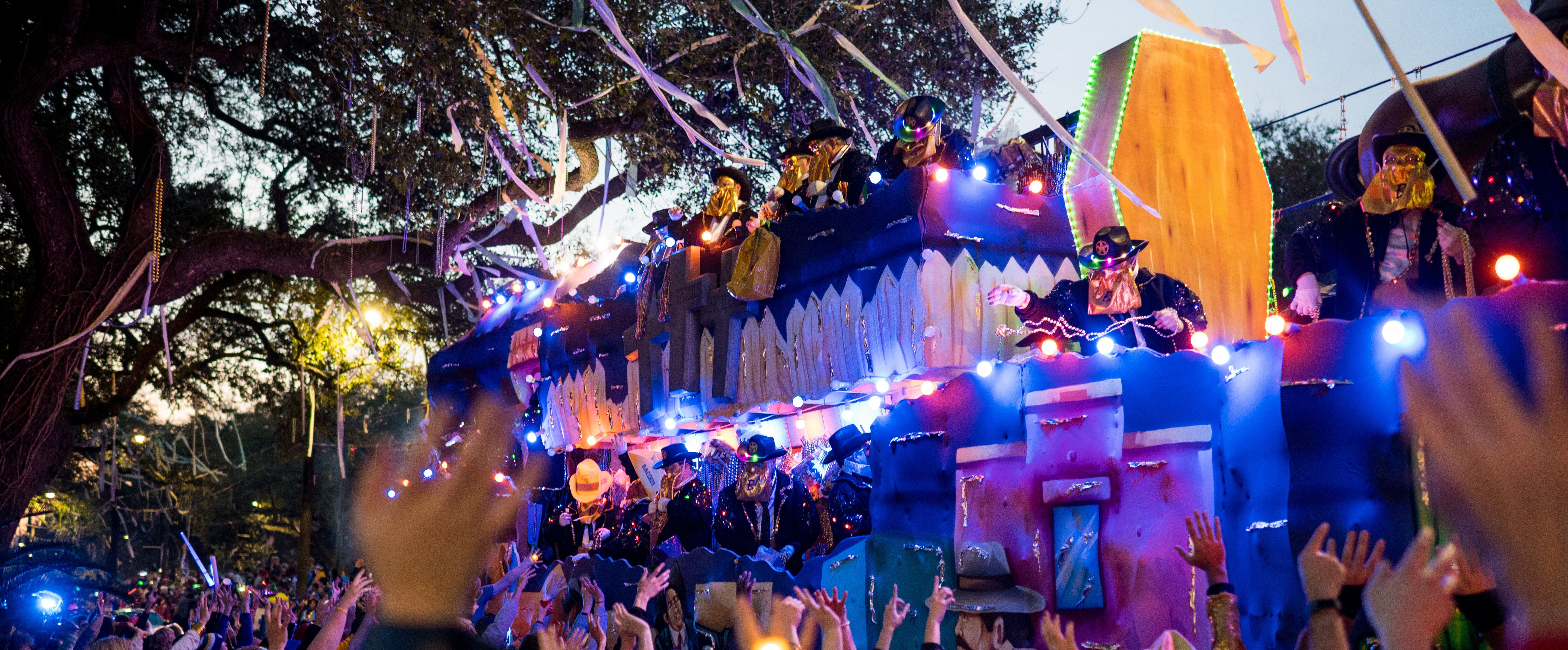 Beim Mardi Gras ziehen funkelnde Paradewagen durch die Straßen von New Orleans