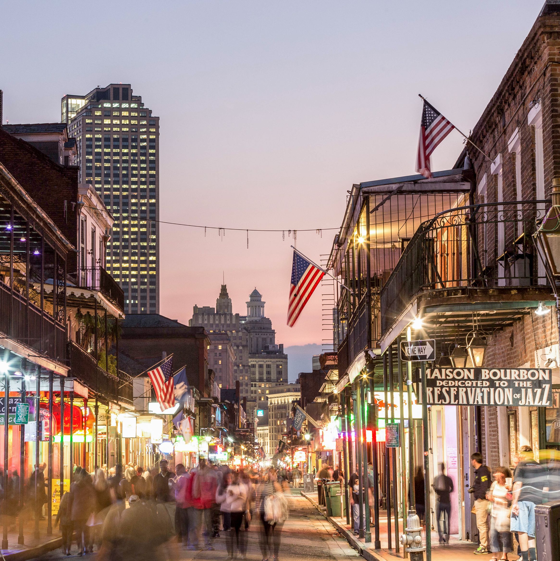 Die Bourbon Street in New Orleans bei vorangeschrittener AbenddÃ¤mmerung