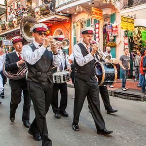 Eine kleine Musikkapelle in den StraÃŸen von New Orleans