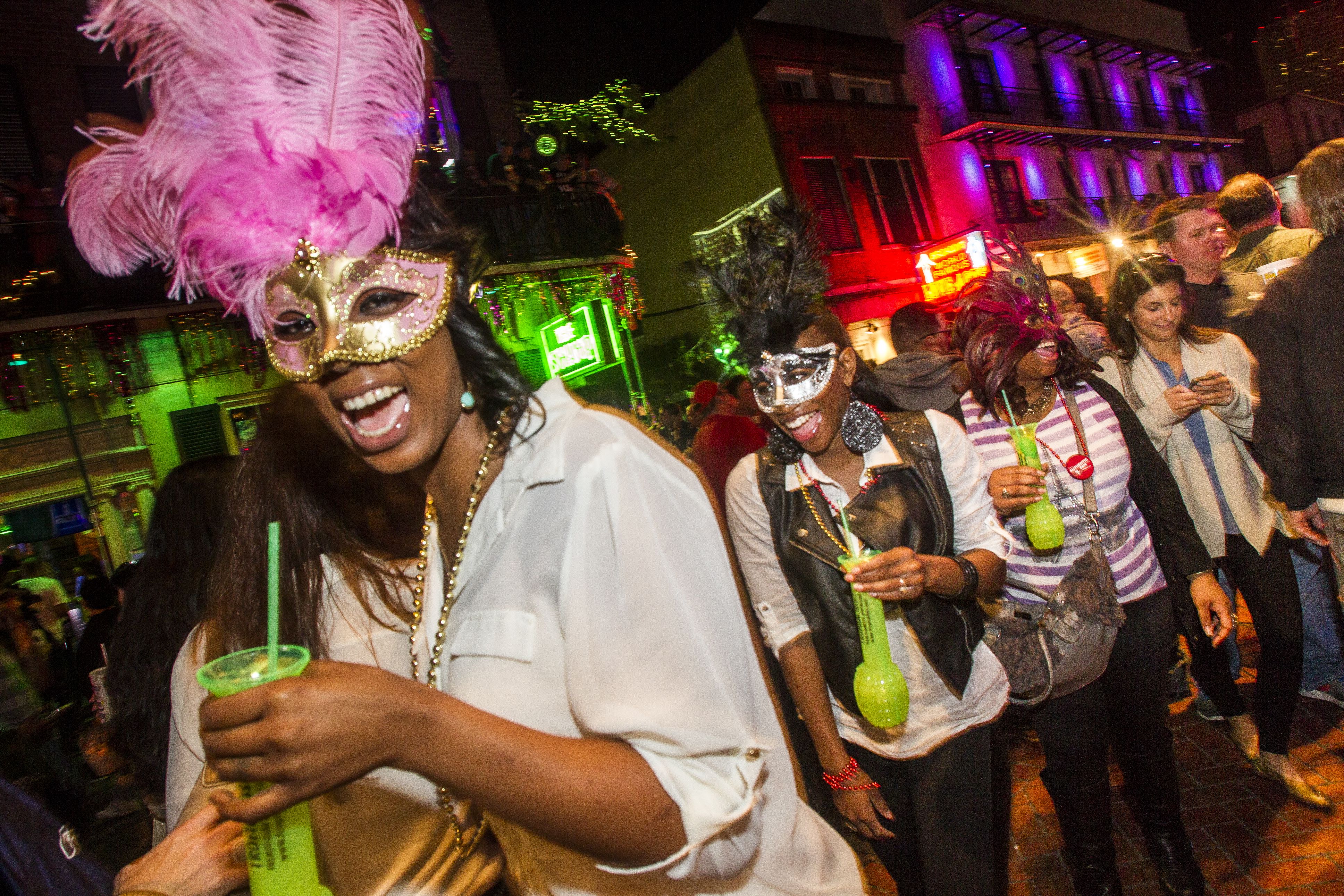 Menschen feiern mit Mardi Gras Verkleidung beim letzten Superbowl in New Orleans