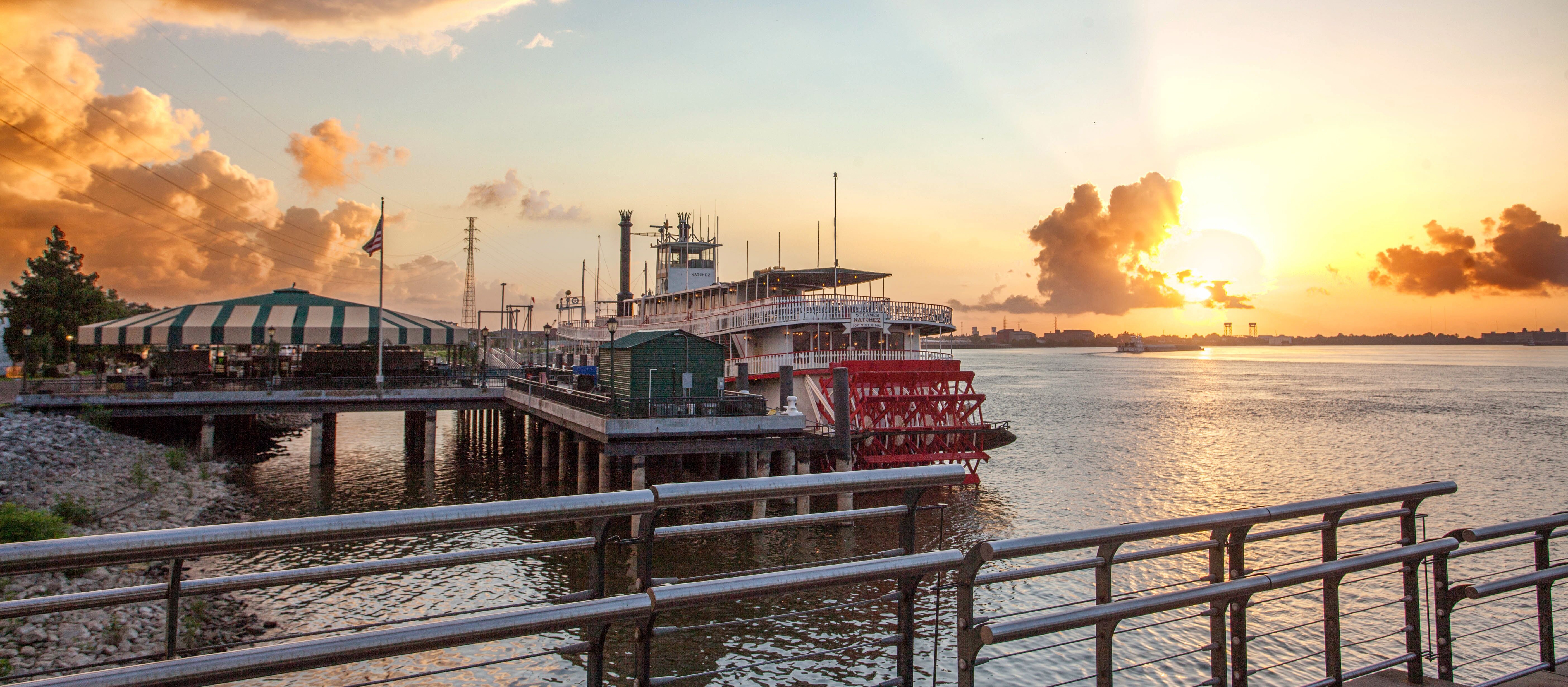 Der Raddampfer Natchez im Sonnenuntergang