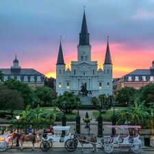 regionen/usa/suedstaaten/louisiana/new-orleans/saint-louis-cathedral-pferdekutschen.cr3336x3339-1236x516 regionen/usa/suedstaaten/louisiana/new-orleans/saint-louis-cathedral-pferdekutschen.cr3336x3339-1236x516
