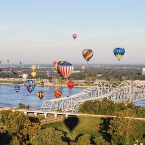 "The great Mississippi River Balloon Race" in Natchez