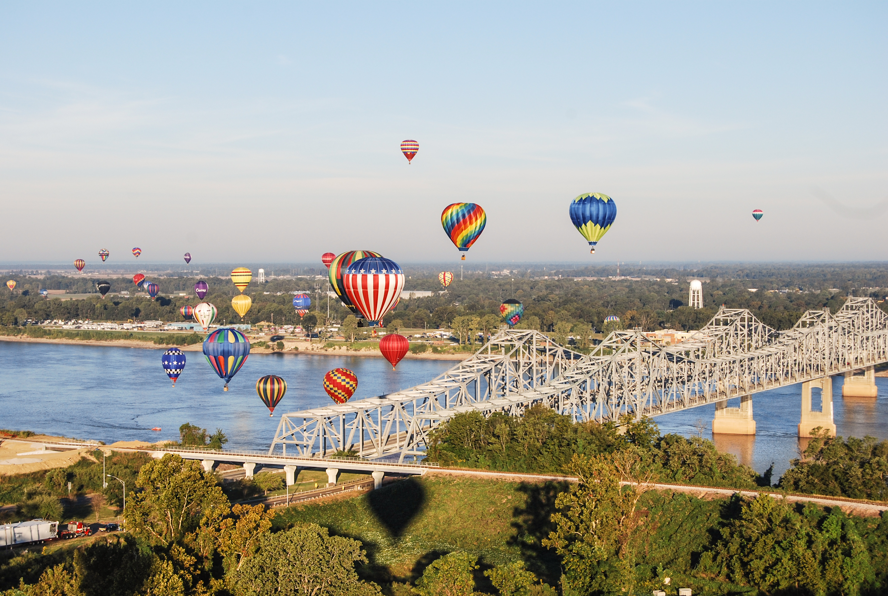 "The great Mississippi River Balloon Race" in Natchez