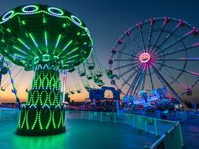 Beleuchtete Fahrgeschäfte im Freizeitpark Paradise Pier in Mississippi