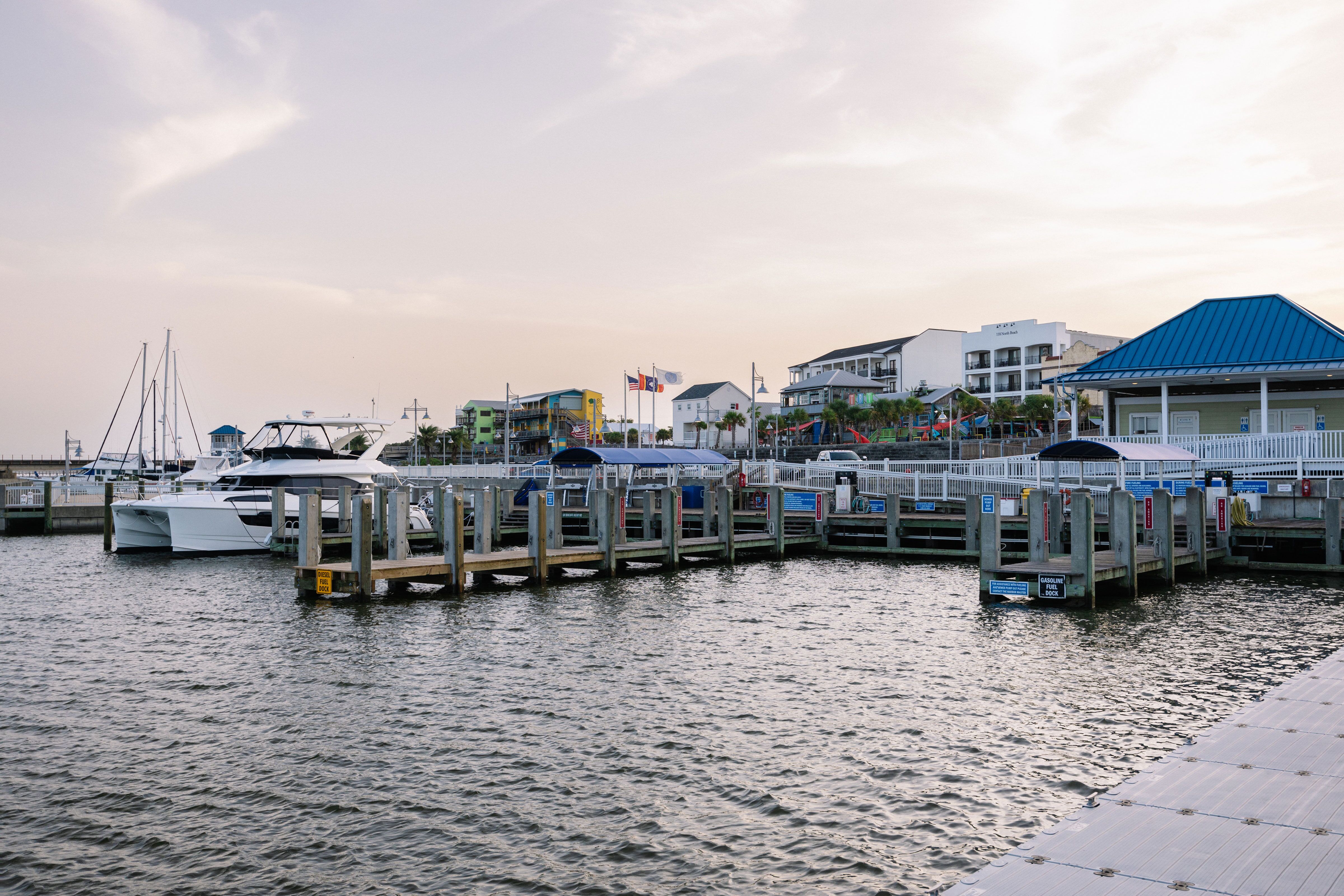 Boote legen im Bay St. Louis Municipal Harbor an