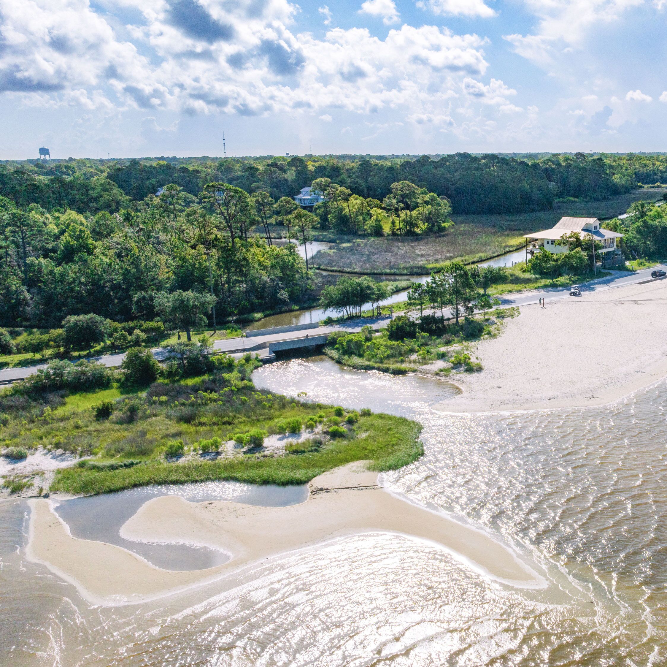 Drohnenaufnahme des Ocean Springs Beach in Mississippi Drohnenaufnahme des Ocean Springs Beach in Mississippi