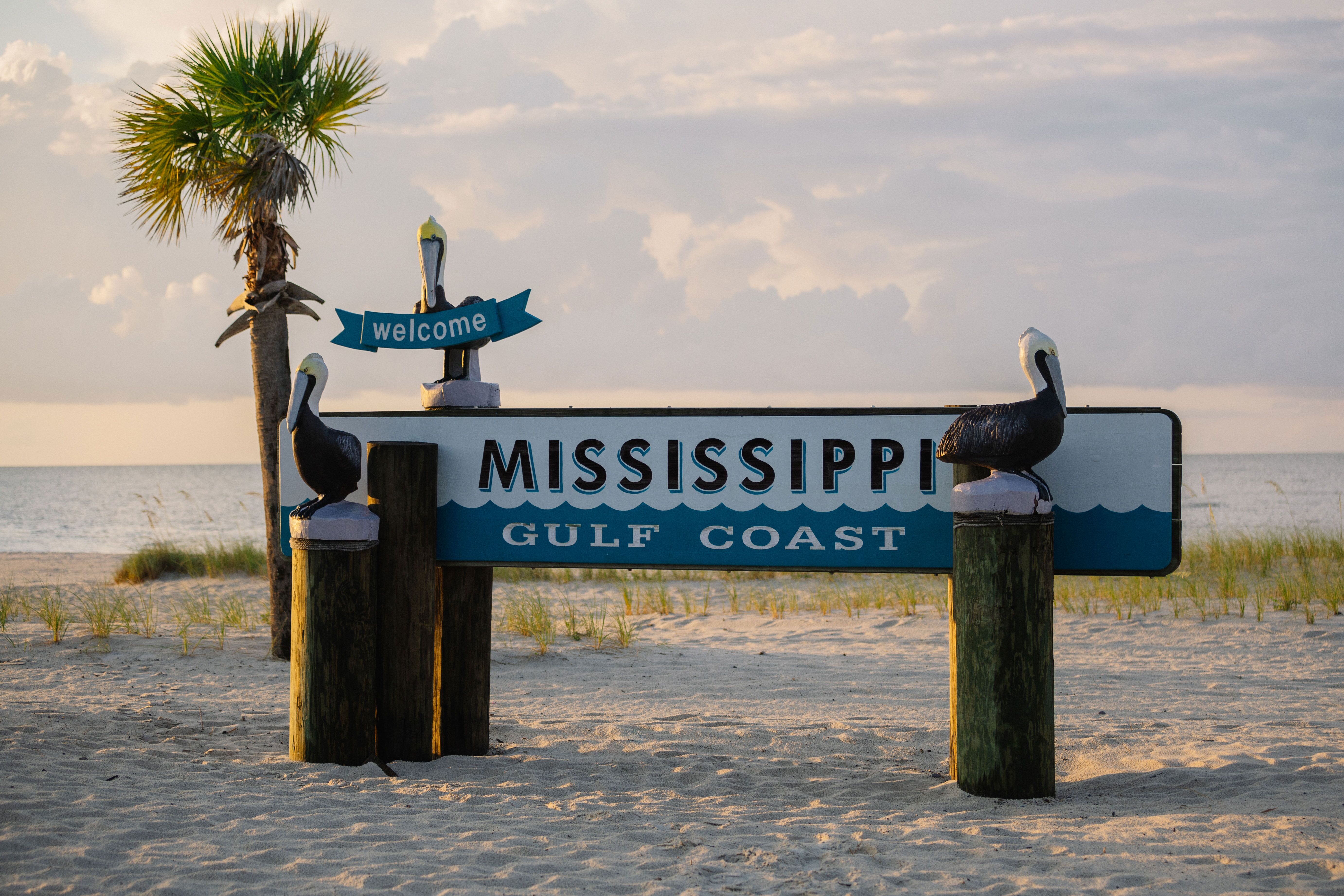 Schild am Strand der Golfküste von Mississippi Schild am Strand der Golfküste von Mississippi