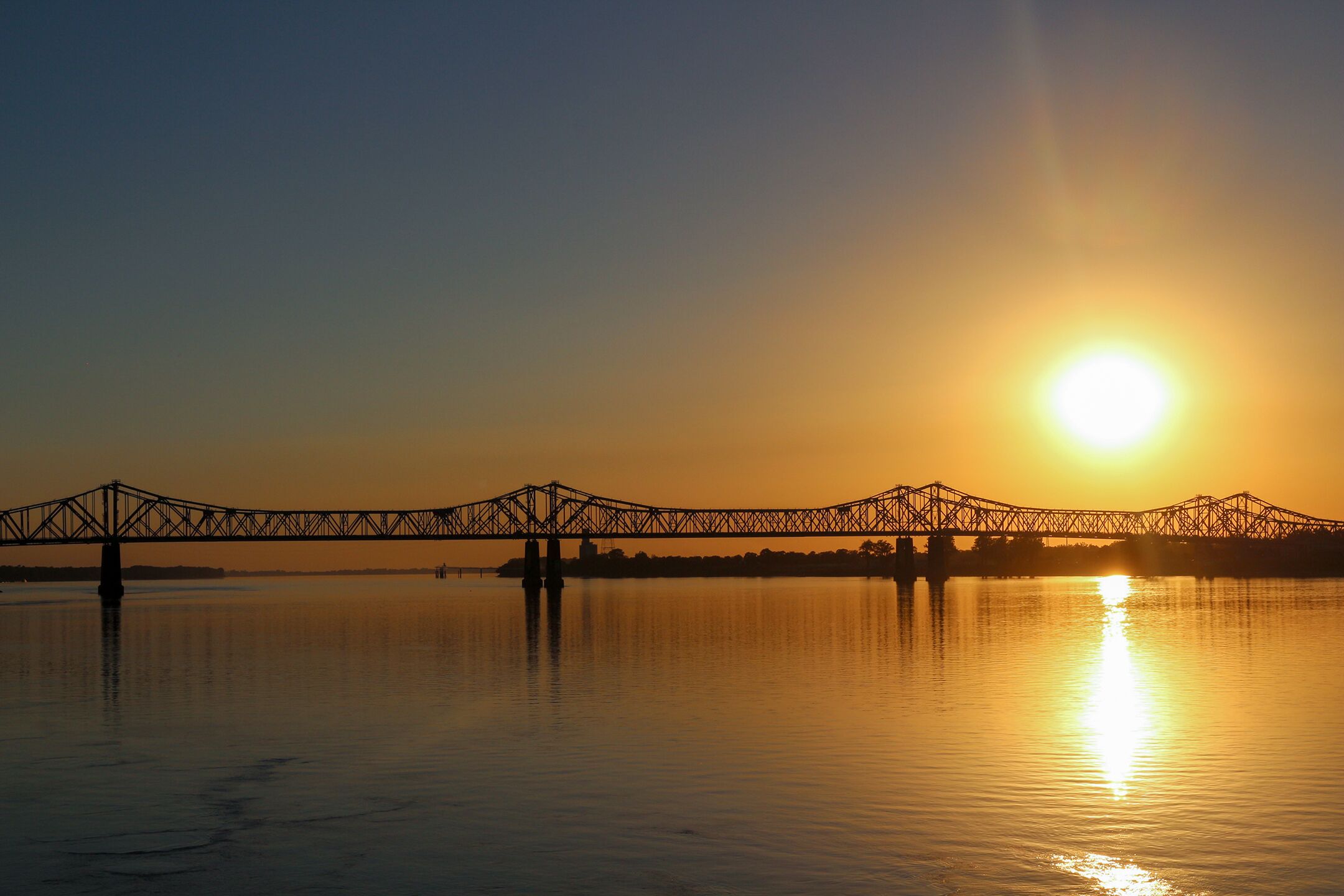 Goldener Sonnenuntergang spiegelt sich auf dem Mississippi in Natchez