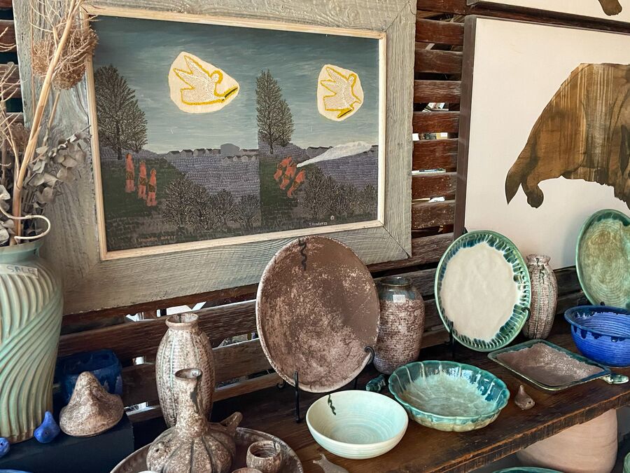 Keramiken und Kunst in McCarty's Pottery