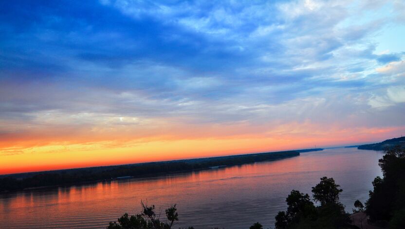 Goldener Sonnenuntergang über Natchez in Mississippi Goldener Sonnenuntergang über Natchez in Mississippi
