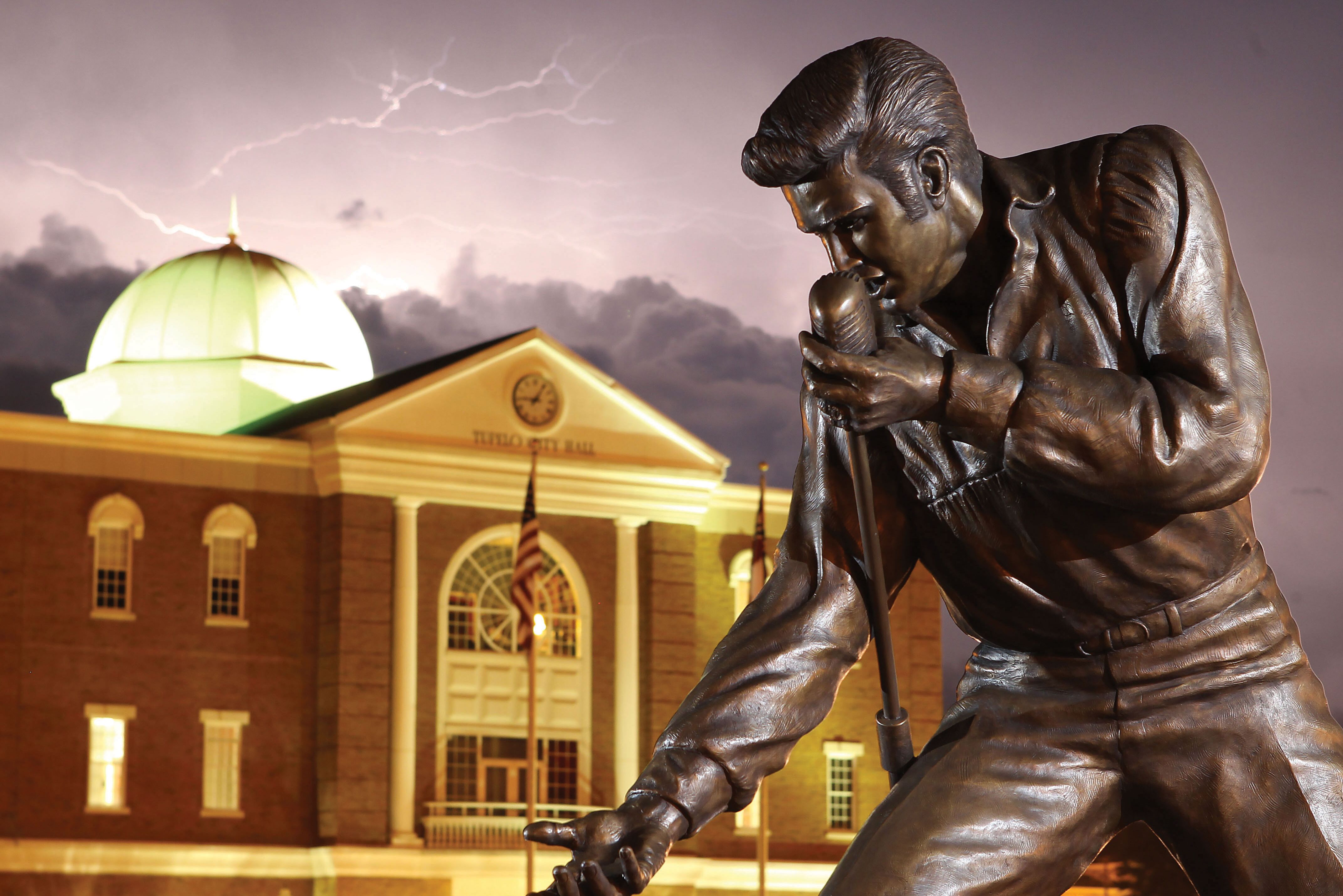 Elvis Presley Statue vor der Tupelo City Hall bei Gewitter