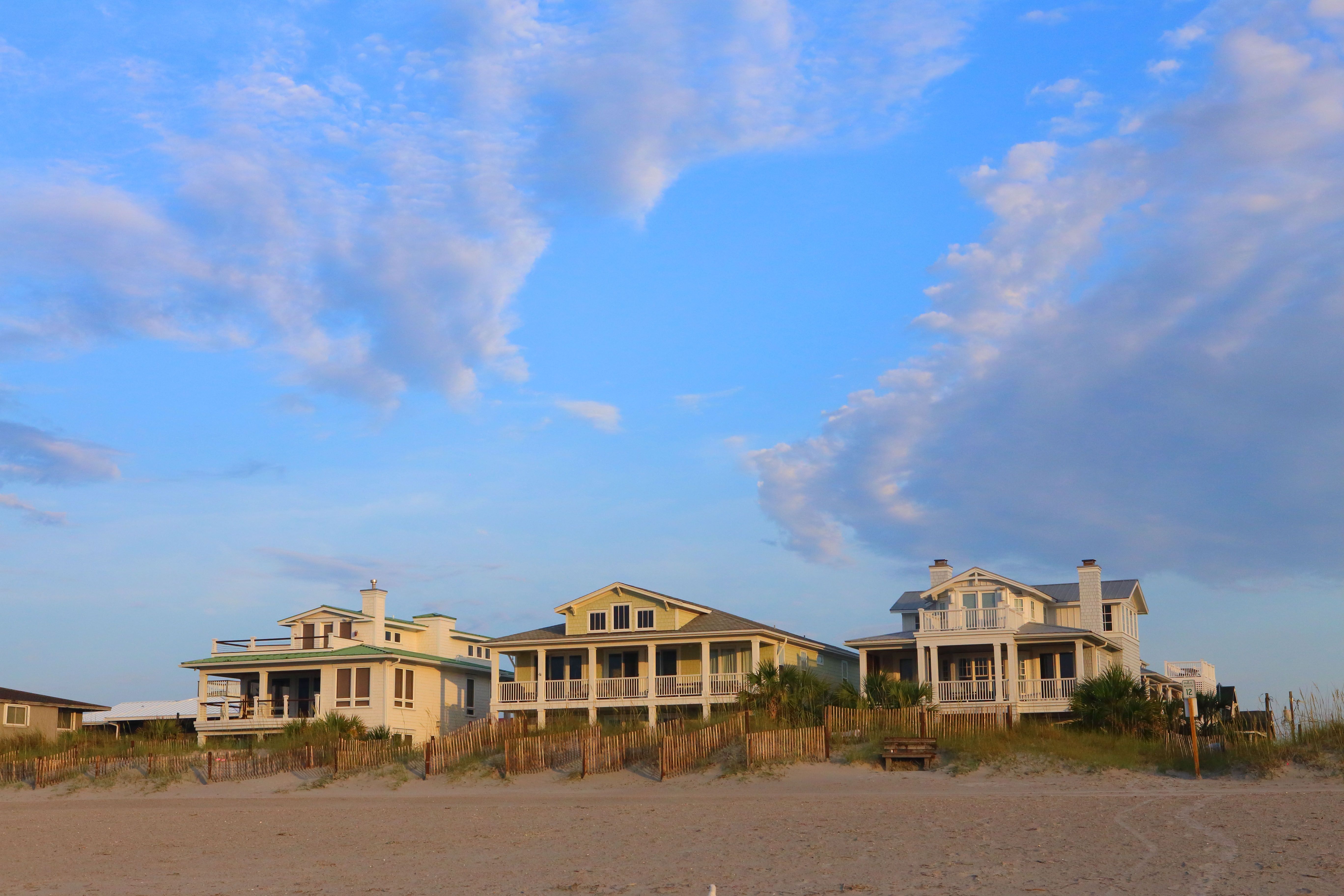 StrandhÃ¤user unter blauem Himmel