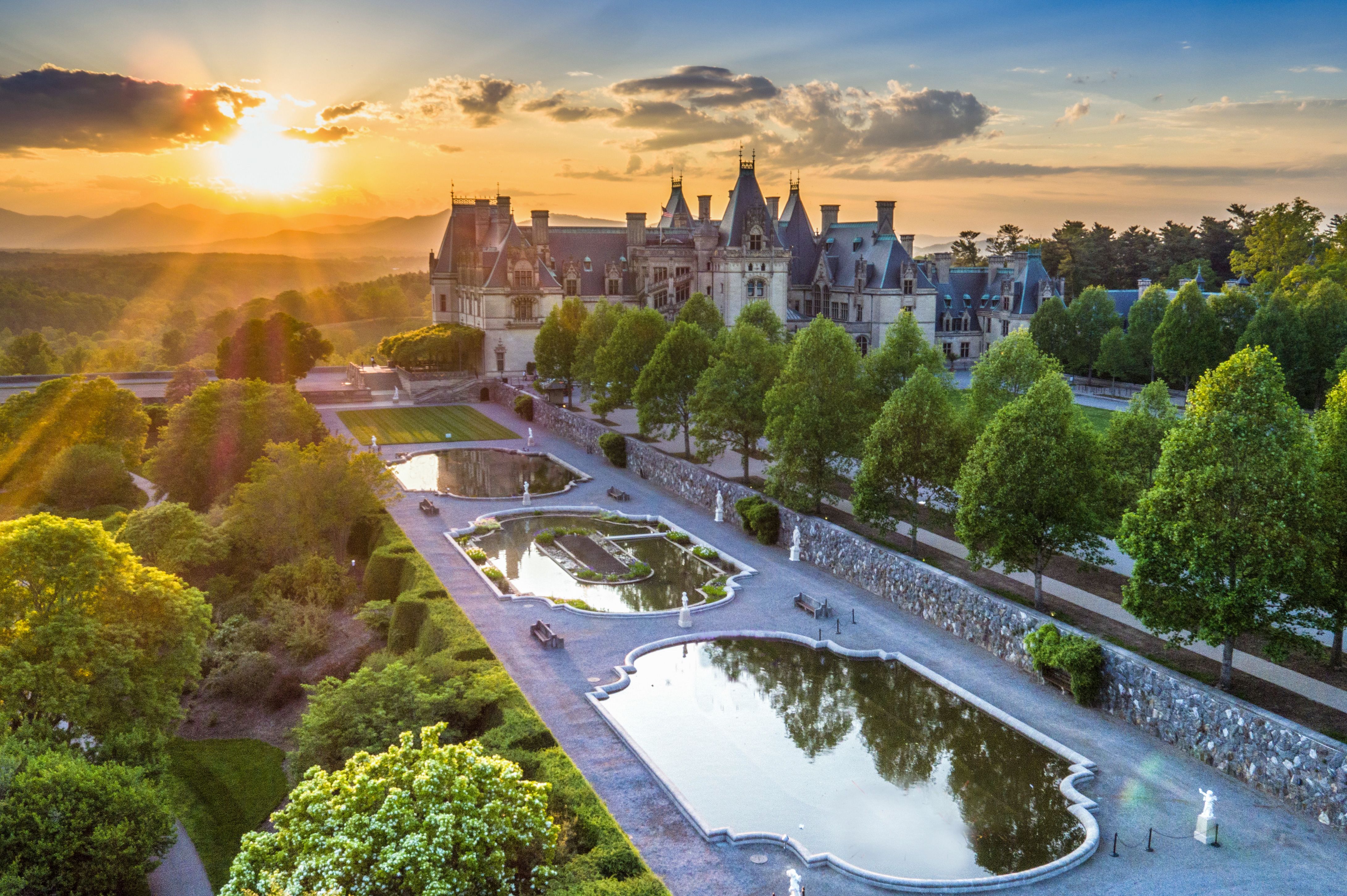 Das beeindruckende Anwesen "Biltmore's Italian Gardens" bei Sonnenaufgang