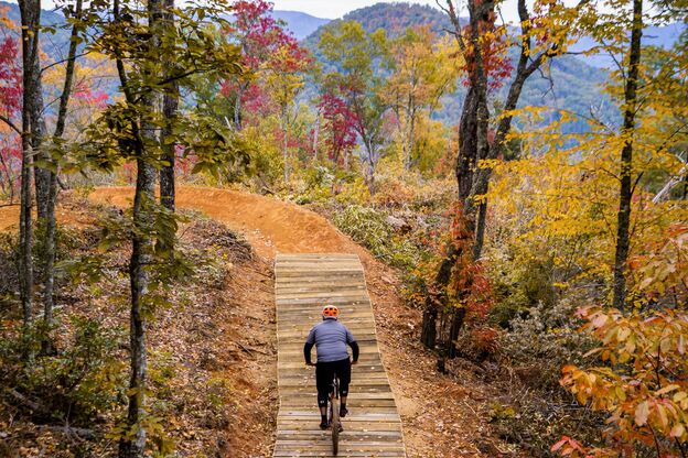 Radfahrer auf den Fire Mountain Trails in North Carolina