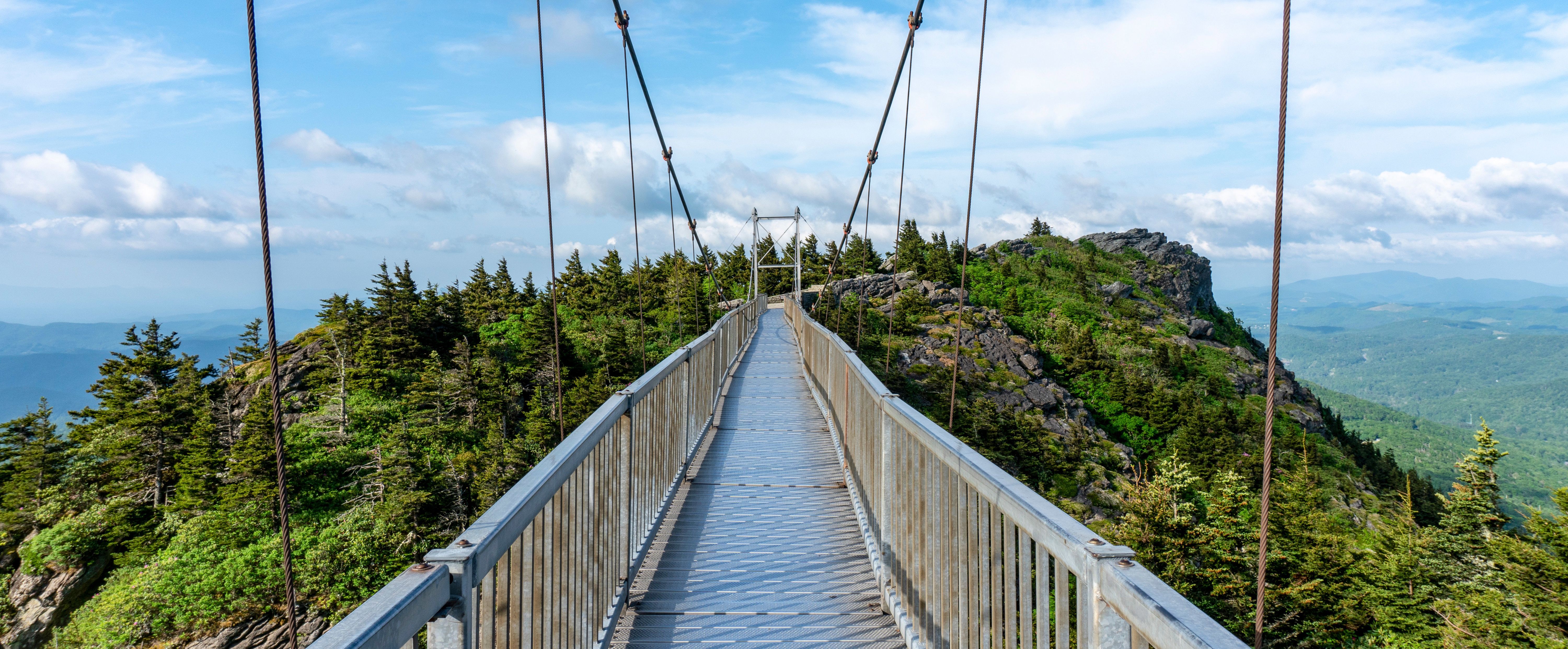 Blick über die Mile High Swinging Bridge in North Carolina