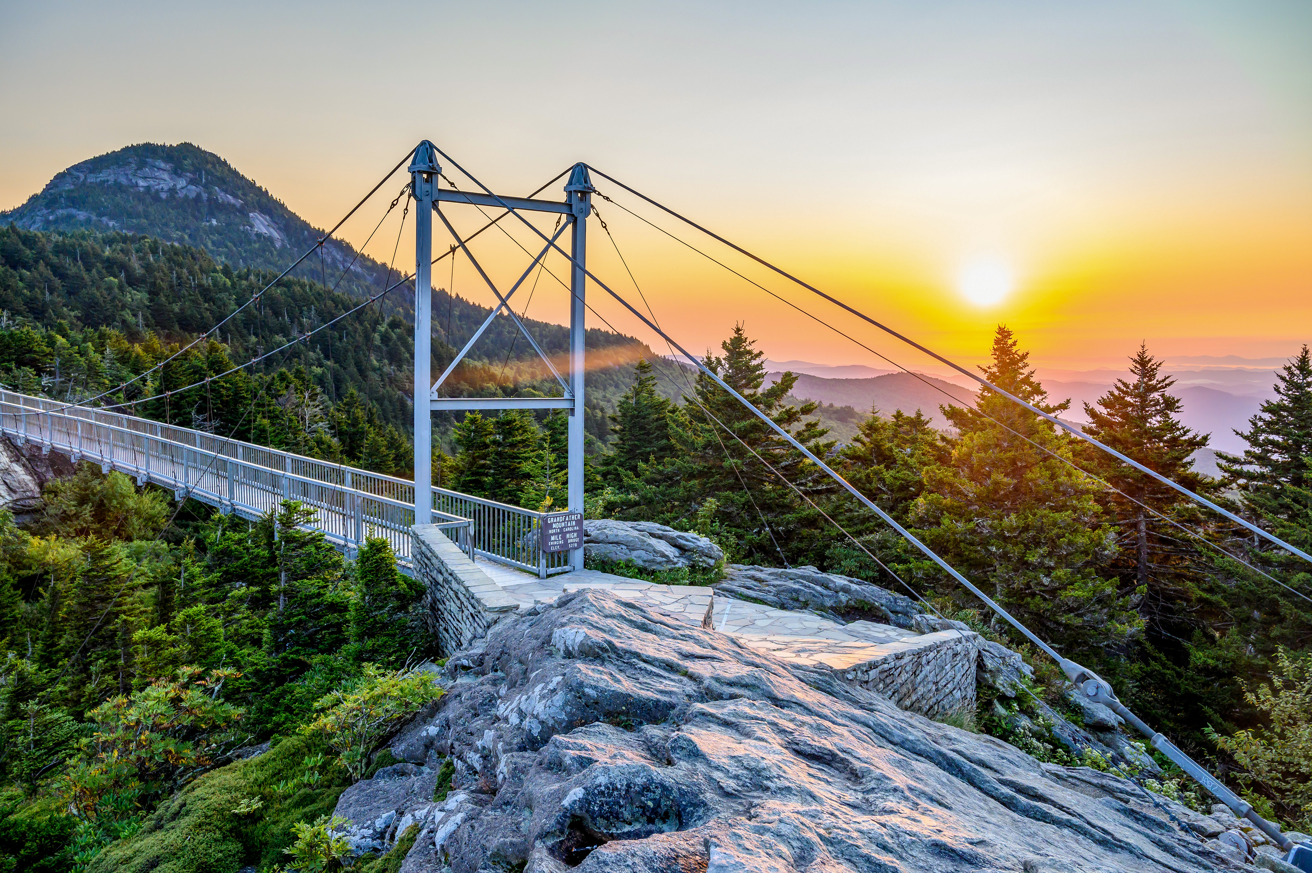 Die Sonne geht auf an der Mile High Swinging Bridge am Grandfather Mountain in North Carolina