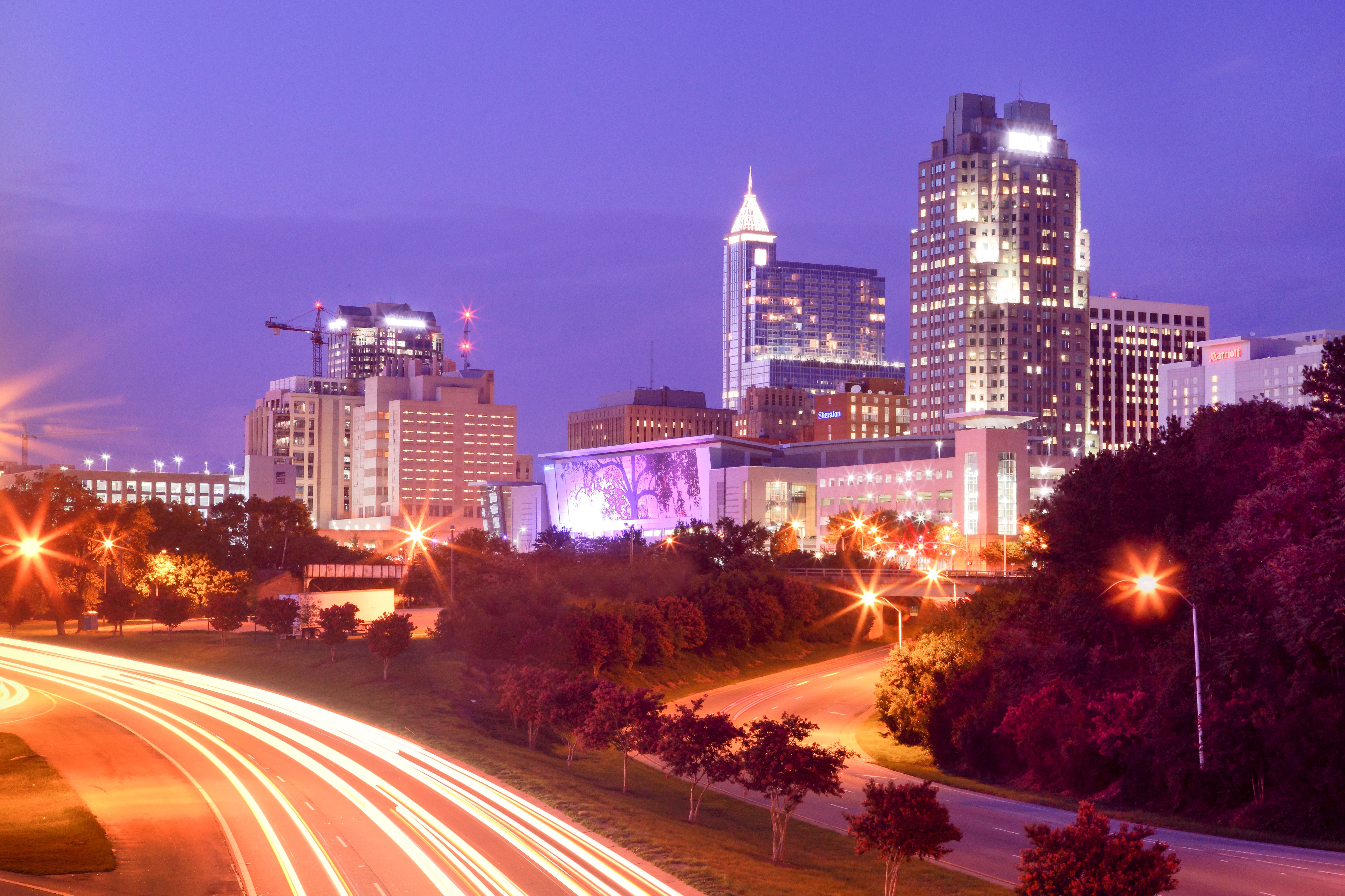 Die Skyline von Raleigh bei Nacht