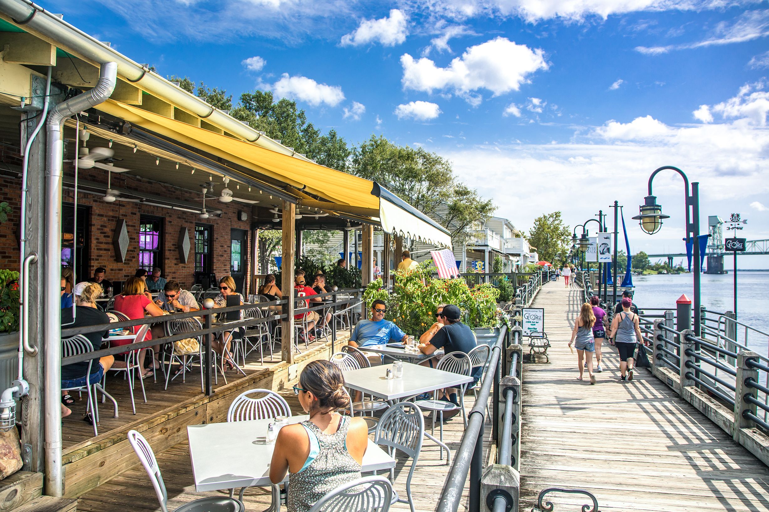 Das The George Restaurant an der Strand Promenade von Wilmington in North Carolina