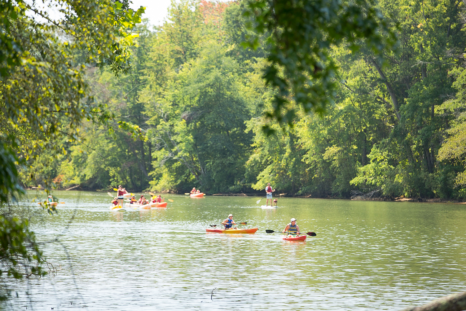 Auf dem Catawba River im U.S. National Whitewater Center in Charlotte schippern