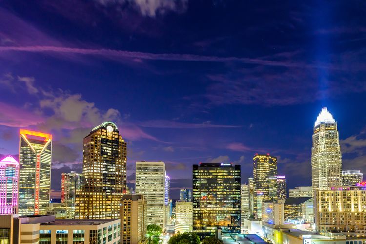 Die beleuchtete Skyline von Charlotte in North Carolina bei Nacht