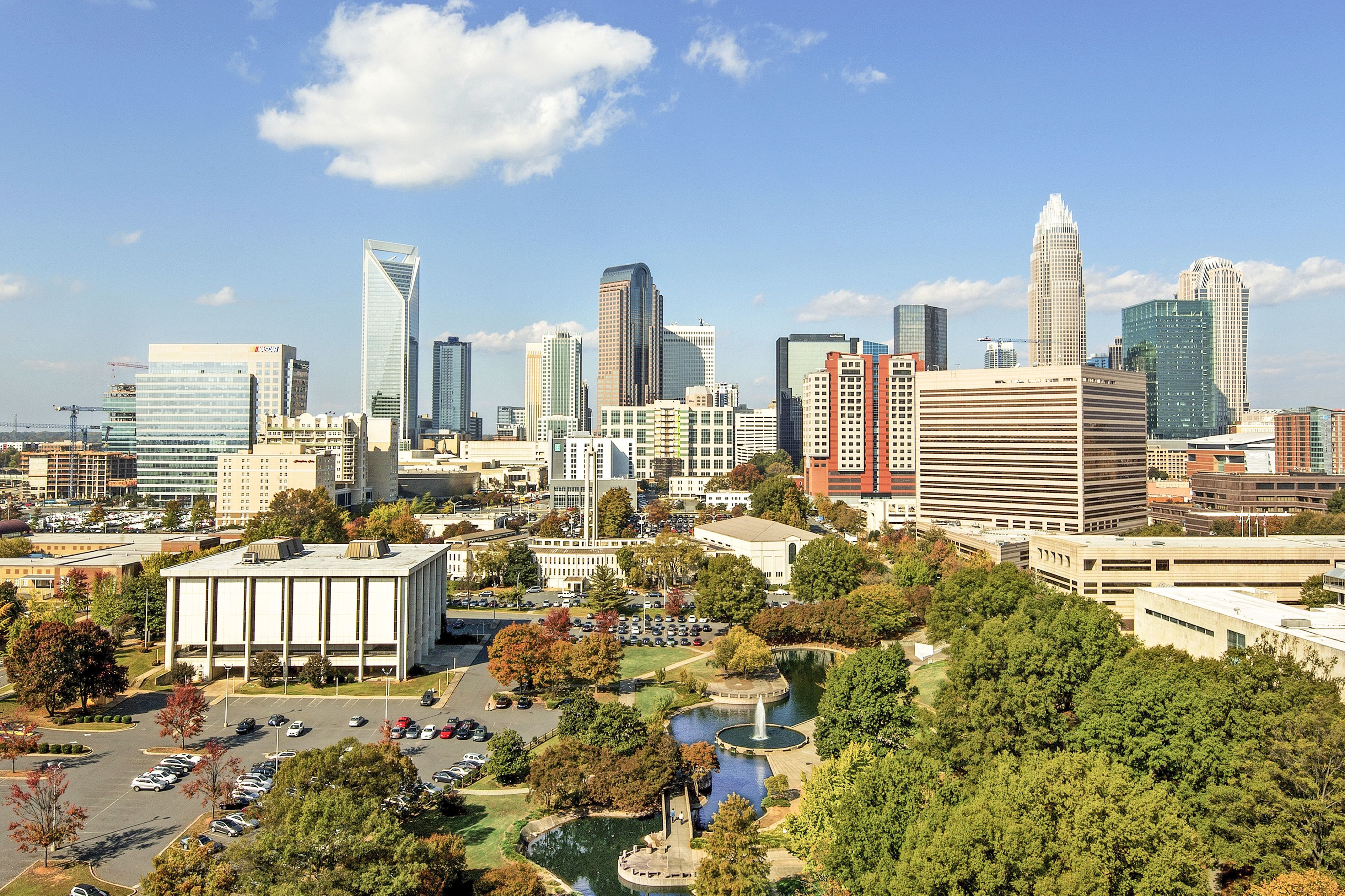 Die Skyline von Charlotte mit dem Freedom Park im Vordergrund