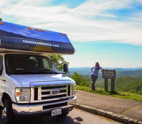 CANUSA Mitarbeiterin Anngret Rossol genießt die Traumstraße Blue Ridge Parkway in North Carolina mit dem Camper