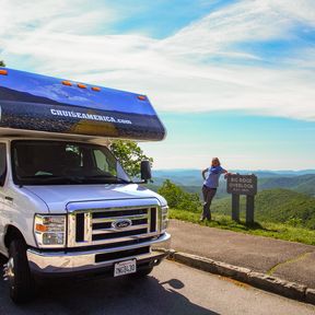 CANUSA Mitarbeiterin Anngret Rossol genießt die Traumstraße Blue Ridge Parkway in North Carolina mit dem Camper