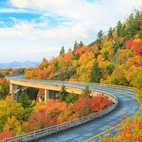 Die malerische Linn Cove Viaduct auf dem Blue Ridge Parkway