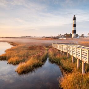 Blick auf den Leuchtturm von Bodie Island an der Cape Hatteras National Seashore in North Carolina