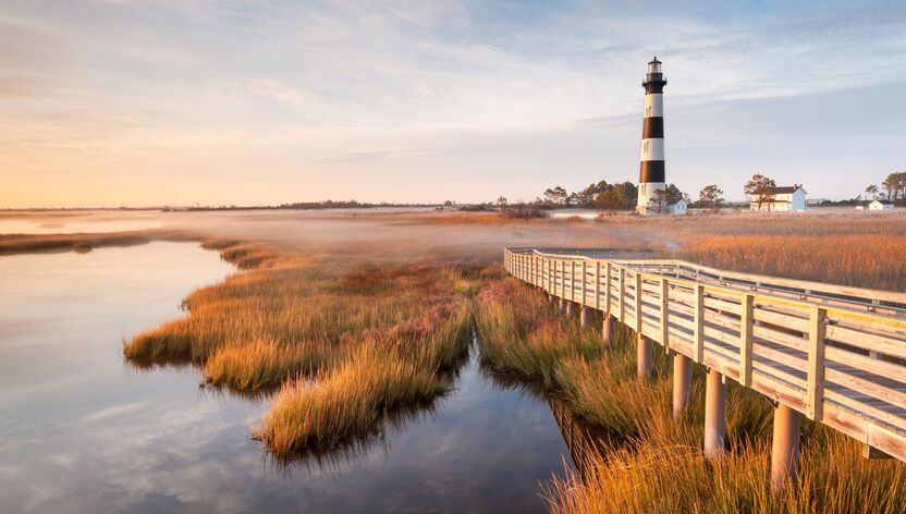 Blick auf den Leuchtturm von Bodie Island an der Cape Hatteras National Seashore in North Carolina Blick auf den Leuchtturm von Bodie Island an der Cape Hatteras National Seashore in North Carolina