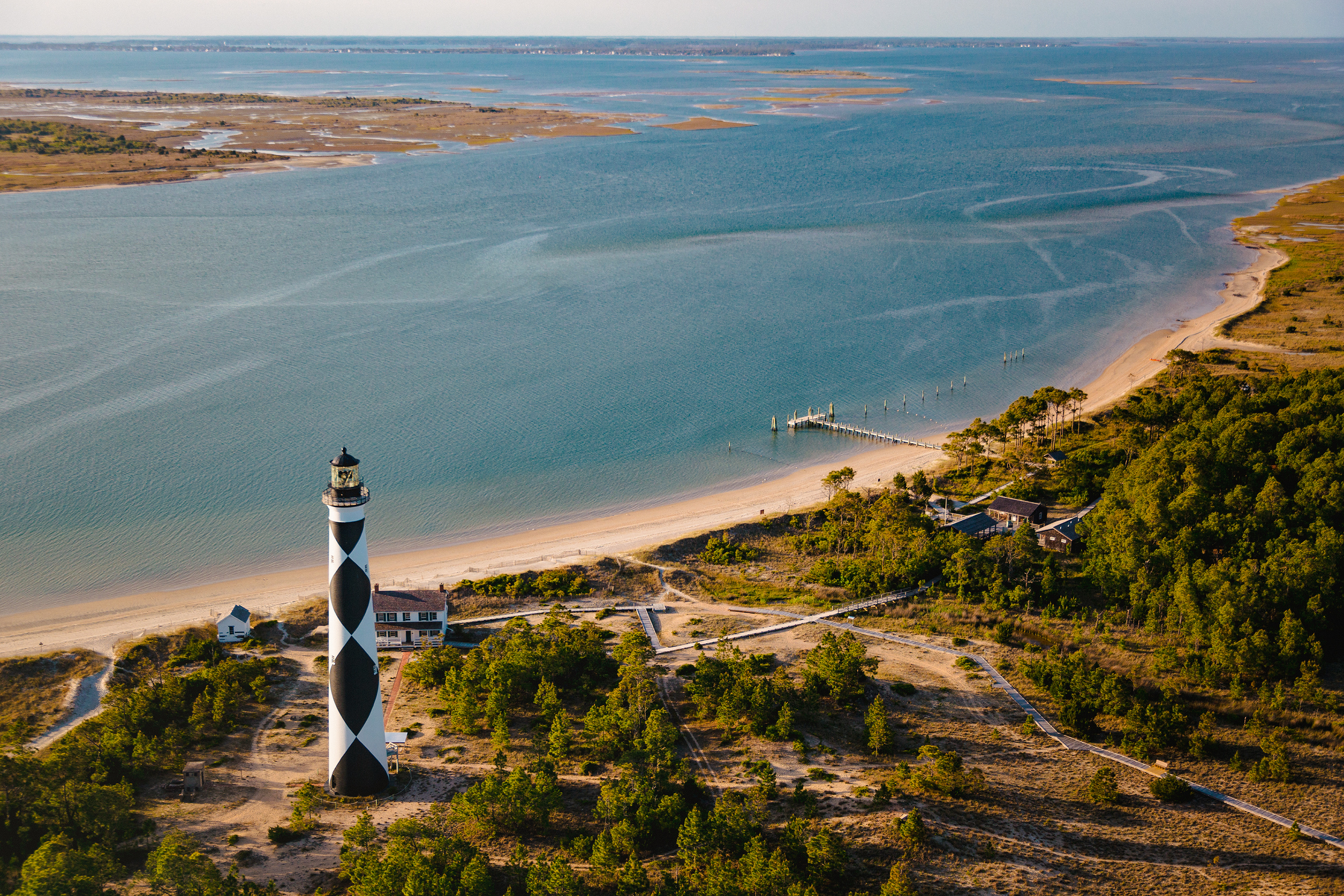 Blick auf den Leuchtturm von Cape Loookout und die Weiten den Atlantiks