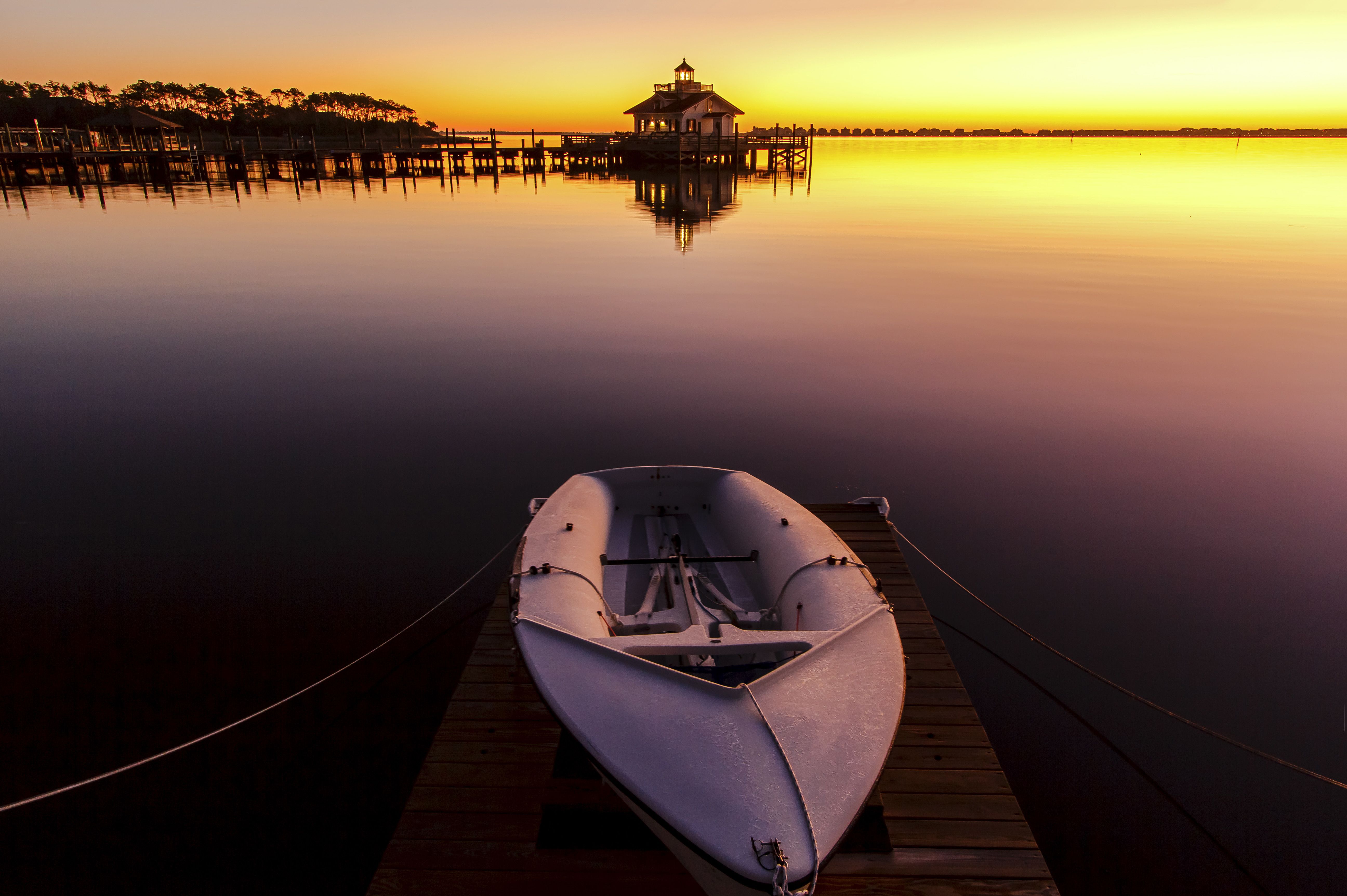 Das Roanoke Marshes Lighthouse in Manteo bei Sonnenaufgang