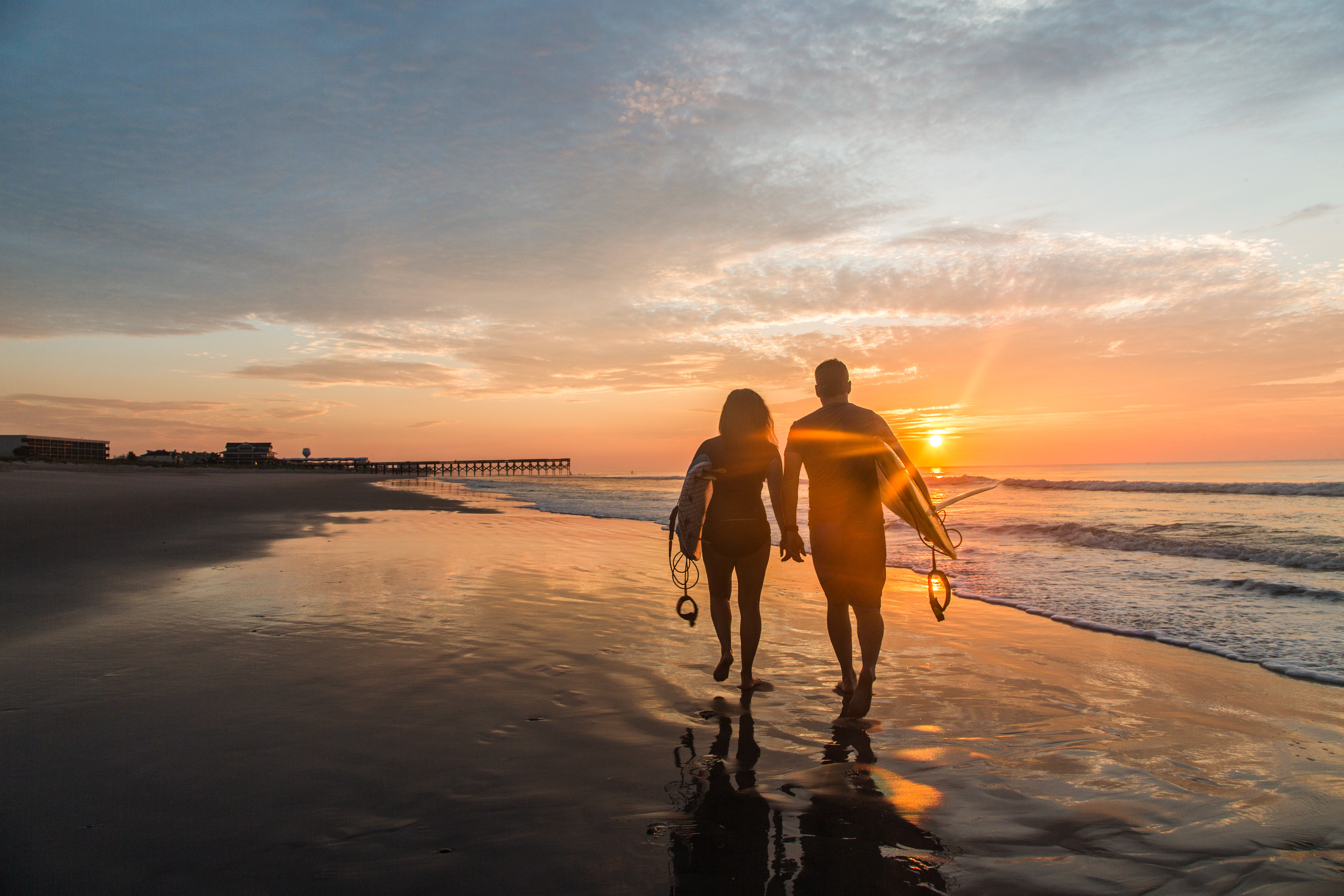 Ein Paar mit Surfboards am Wrightsville Beach in Wilmington