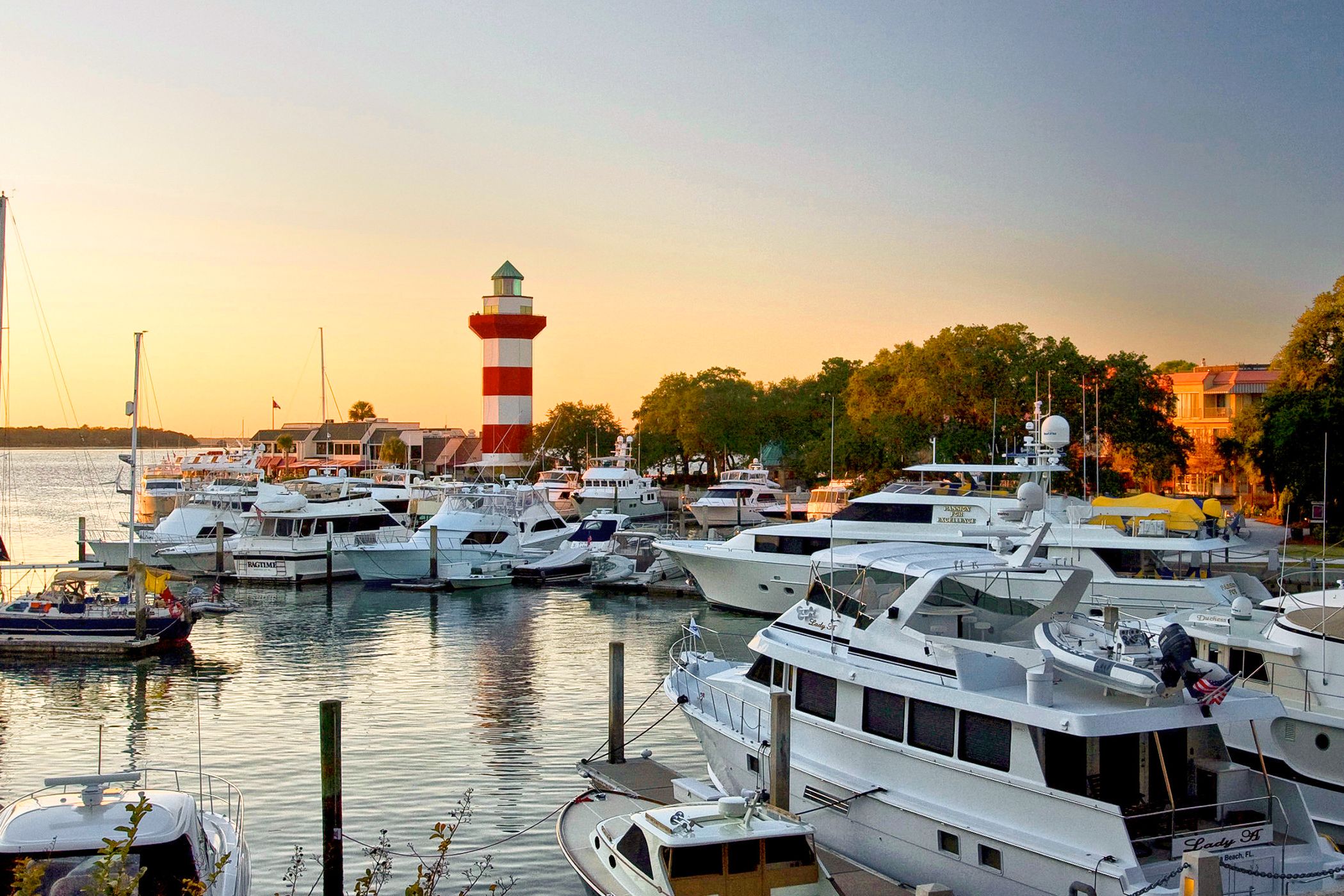 Der Harbour Town Leuchtturm am Yachthafen von Hilton Head Island