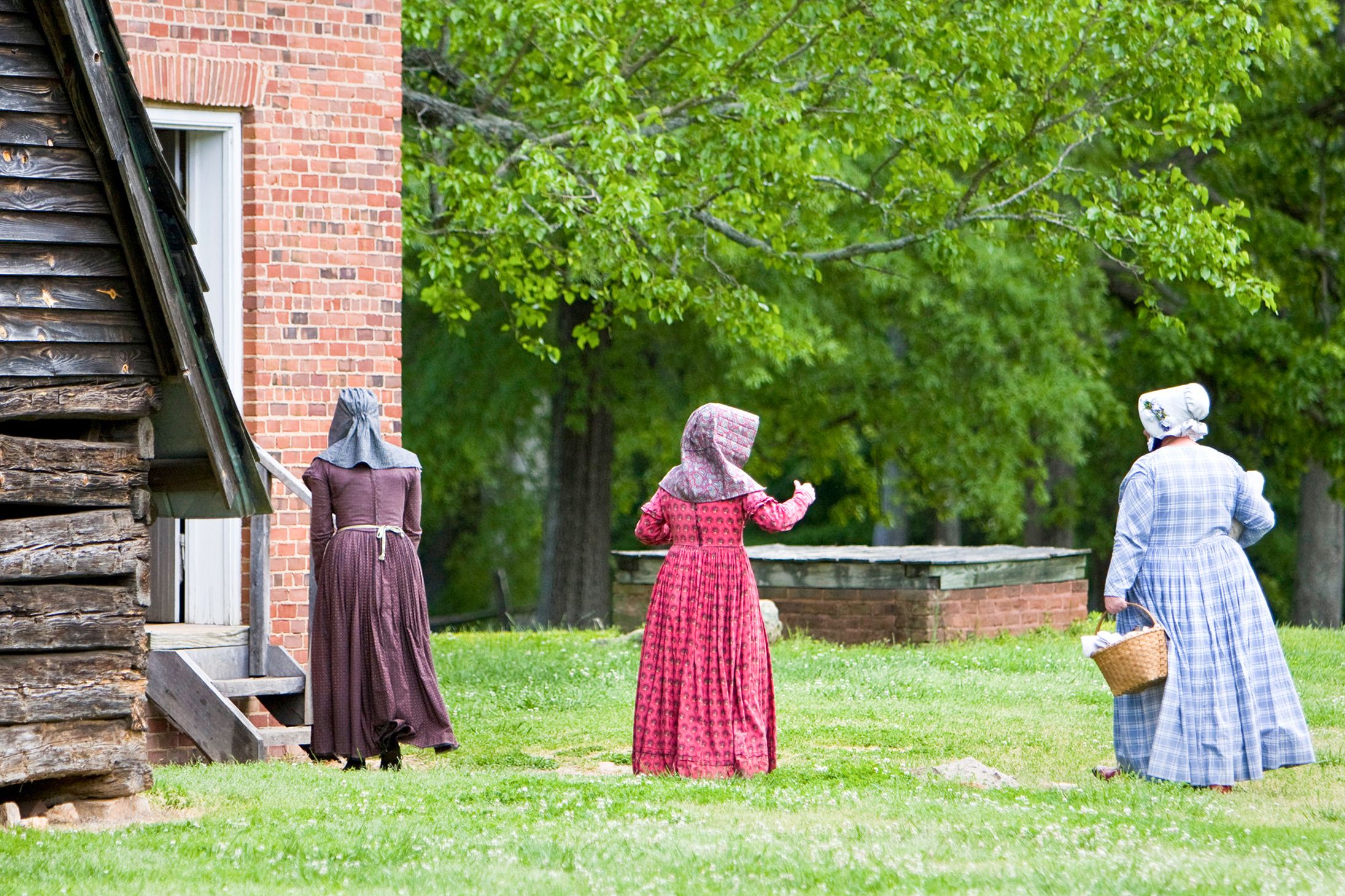 Frauen in historischen Gewändern in Historic Brattonsville